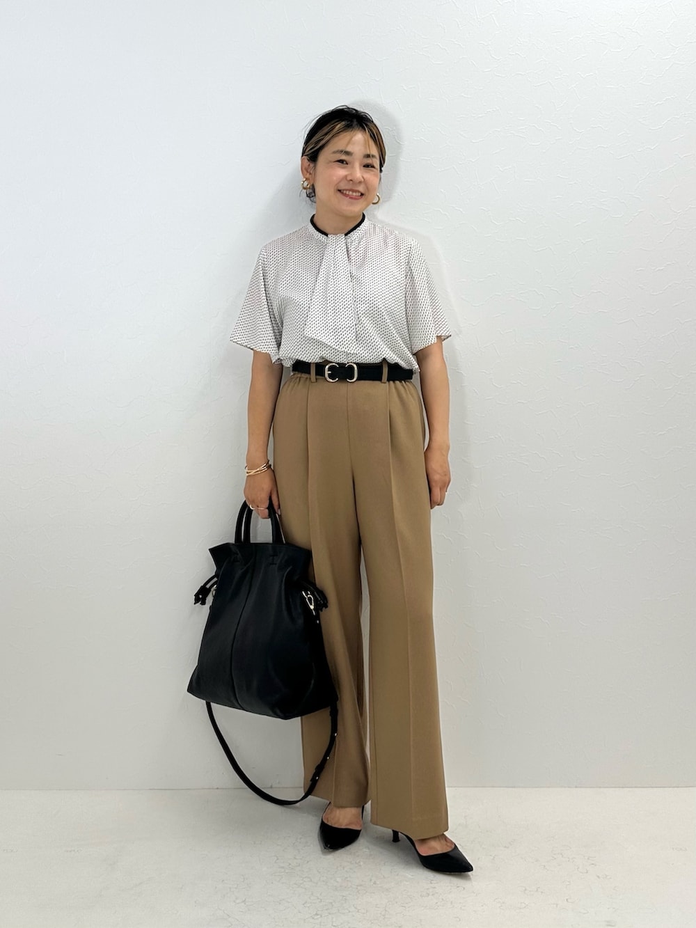 「パンツスタイル、キレイめ、きれいめコーディネート、仕事コーデ、お仕事コーデ、お仕事スタイル、ジャケット、ジャケットスタイル、ブラウンコーデ、ブラウス、ワイドパンツ」｜「NOLLEY’Sのボウタイ風2Way半袖ブラウス（シャツ/ブラウス、ホワイト系）」を使った、nol mayumiiさん（レディース・160cm）の夏コーディネートの2枚目の写真