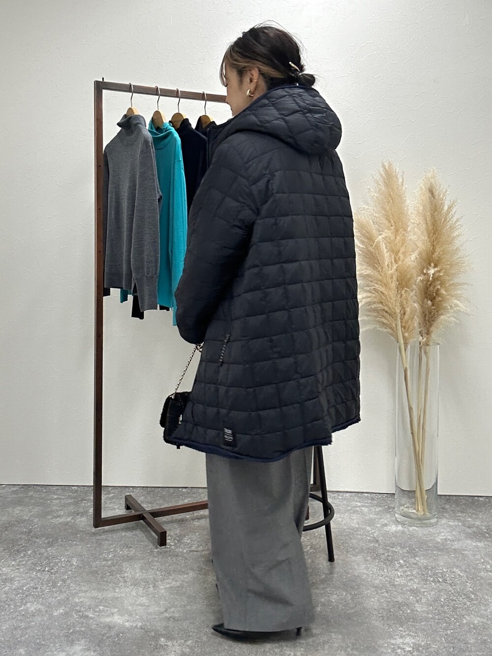 「休日スタイル、大人カジュアル、シンプル、ニット、パンツスタイル、ボア、ダウン、リバーシブル、ロングダウン、ネイビー、ワイドパンツ、ボーダー、ロゴニット」|nol mayumiiさん(レディース・160cm)の秋コーディネートの7枚目の写真