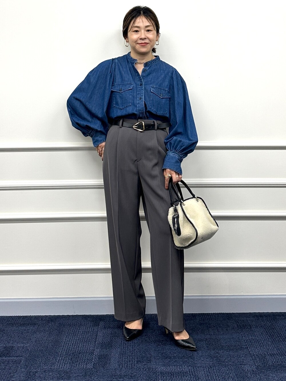 「大人カジュアル、きれい目カジュアル、デニム、デニムシャツ、パワショル、袖ボリューム、ワイドパンツ、スラックス、ベルト」｜「Rie Millerの【RM denim】パワショルデニムブラウス（シャツ/ブラウス、ブルー系）」を使った、nol mayumiiさん（レディース・160cm）の夏コーディネートの3枚目の写真