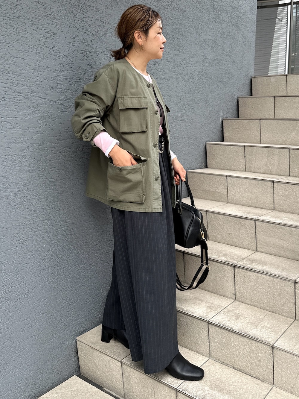 「ミリタリー、ミリタリージャケット、ユニセックス、シアートップス、シアーロンT、ロンT、パンツスタイル、パンツコーデ、ストライプ、レイヤードスタイル、ボストンバッグ、大人カジュアル」|「NOLLEY’SのMY STANDARD ルーズシアーロンT(Tシャツ/カットソー、ホワイト系)」を使った、nol mayumiiさん(レディース・160cm)の秋コーディネートの6枚目の写真