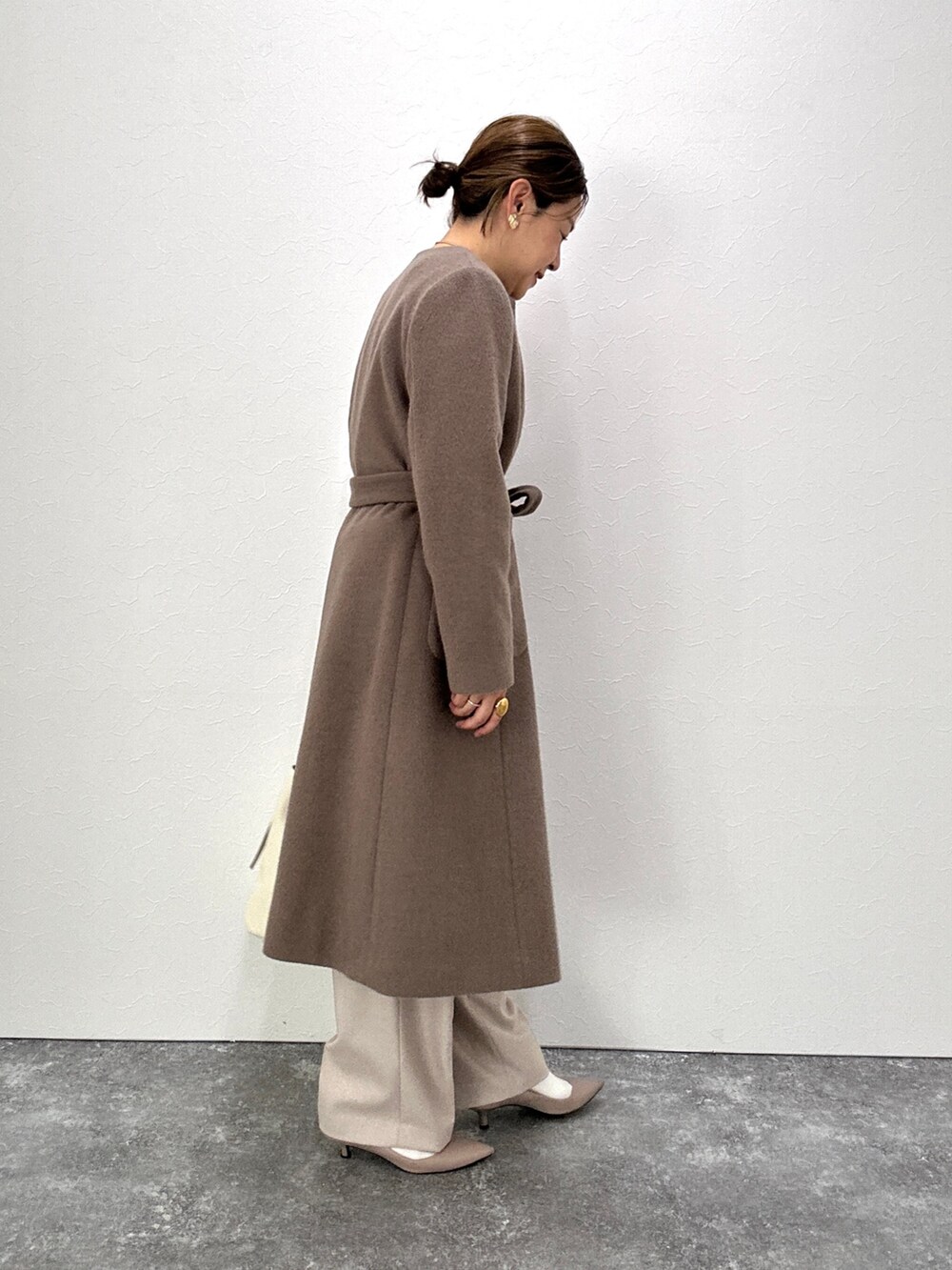 「冬コーデ、コート、ロングコート、ブラウンコーデ、クリスマスに着たい服、パンツコーデ、アンゴラコート、きれい目コーデ、キレイ目、ベージュ、モカ」｜「NOLLEY’Sのノーカラーシャギーコート（ノーカラーコート、ブラウン系）」を使った、nol mayumiiさん（レディース・160cm）の冬コーディネートの4枚目の写真