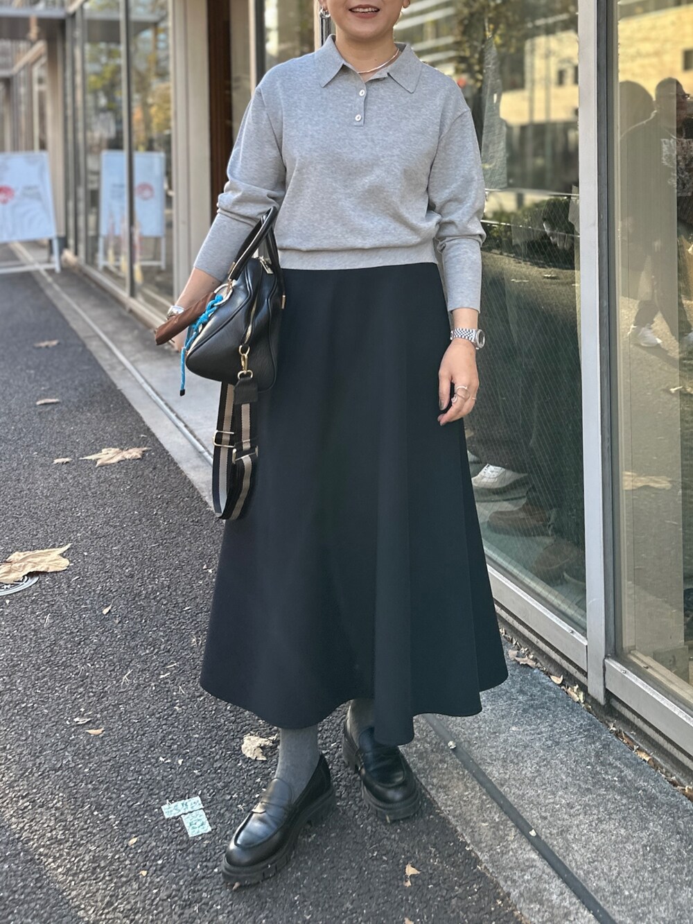 「きれい目コーデ、スカート、スカートスタイル、スカートコーデ、フレアスカート、ボストンバッグ、チャーム、ポロ襟、襟付きニット、ポロニット、大人カジュアル、大人コーデ、冬コーデ」｜「NOLLEY’S Sophiの《手洗い可能》ポロ衿プルオーバーニット（ニット/セーター、グレー系）」を使った、nol mayumiiさん（レディース・160cm）の冬コーディネートの3枚目の写真