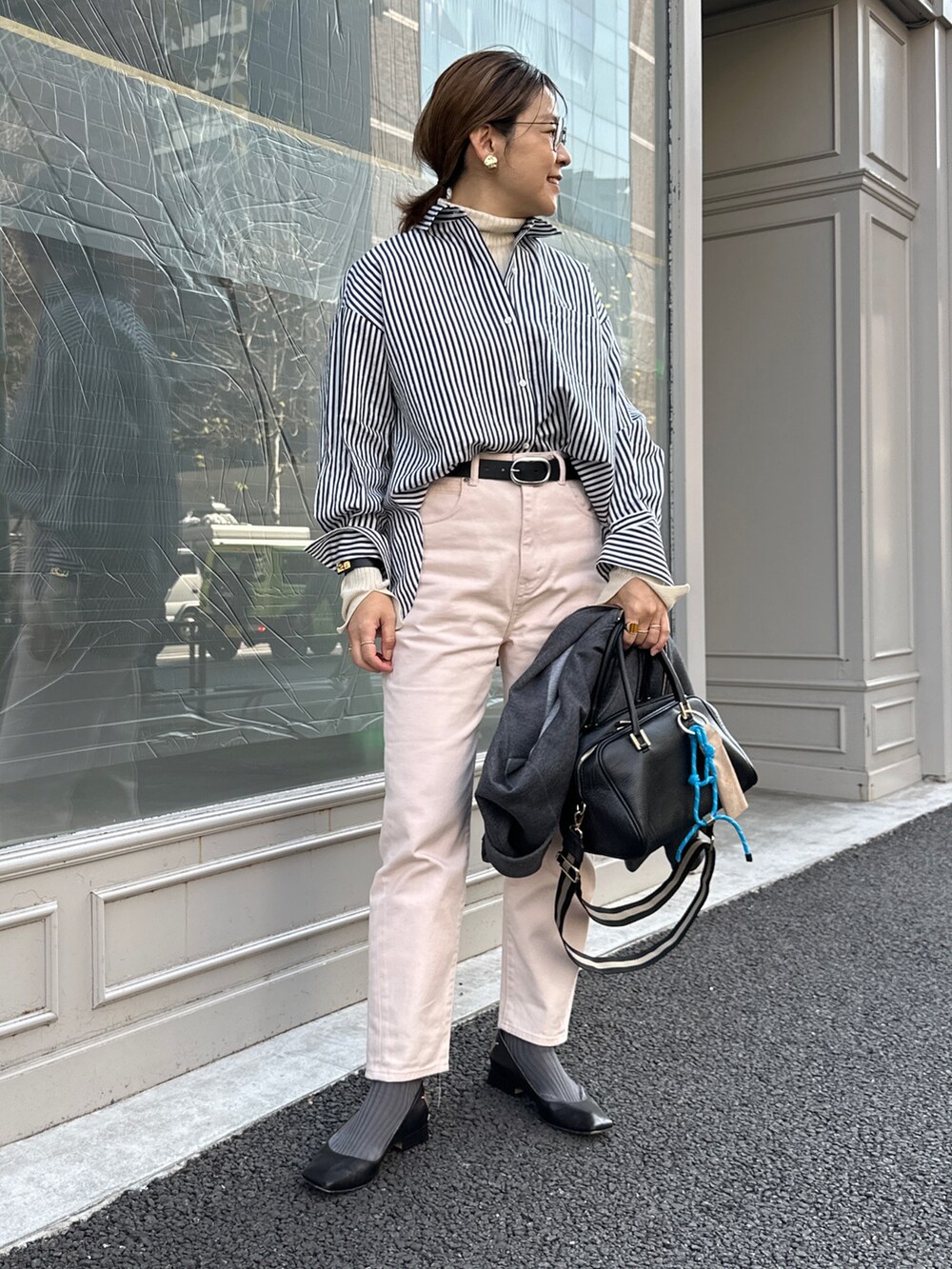 「ストライプ、ストライプシャツ、シャツコーデ、パンツコーデ、デニム、デニムパンツ、ピンクパンツ、ピンク、春コーデ、大人カジュアル、きれい目カジュアル、パーカー、グレーパーカー」|「NOLLEY’S Sophiのタンブラーストライプ3WAYシャツ(シャツ/ブラウス、ブルー系)」を使った、nol mayumiiさん(レディース・160cm)の冬コーディネートの2枚目の写真