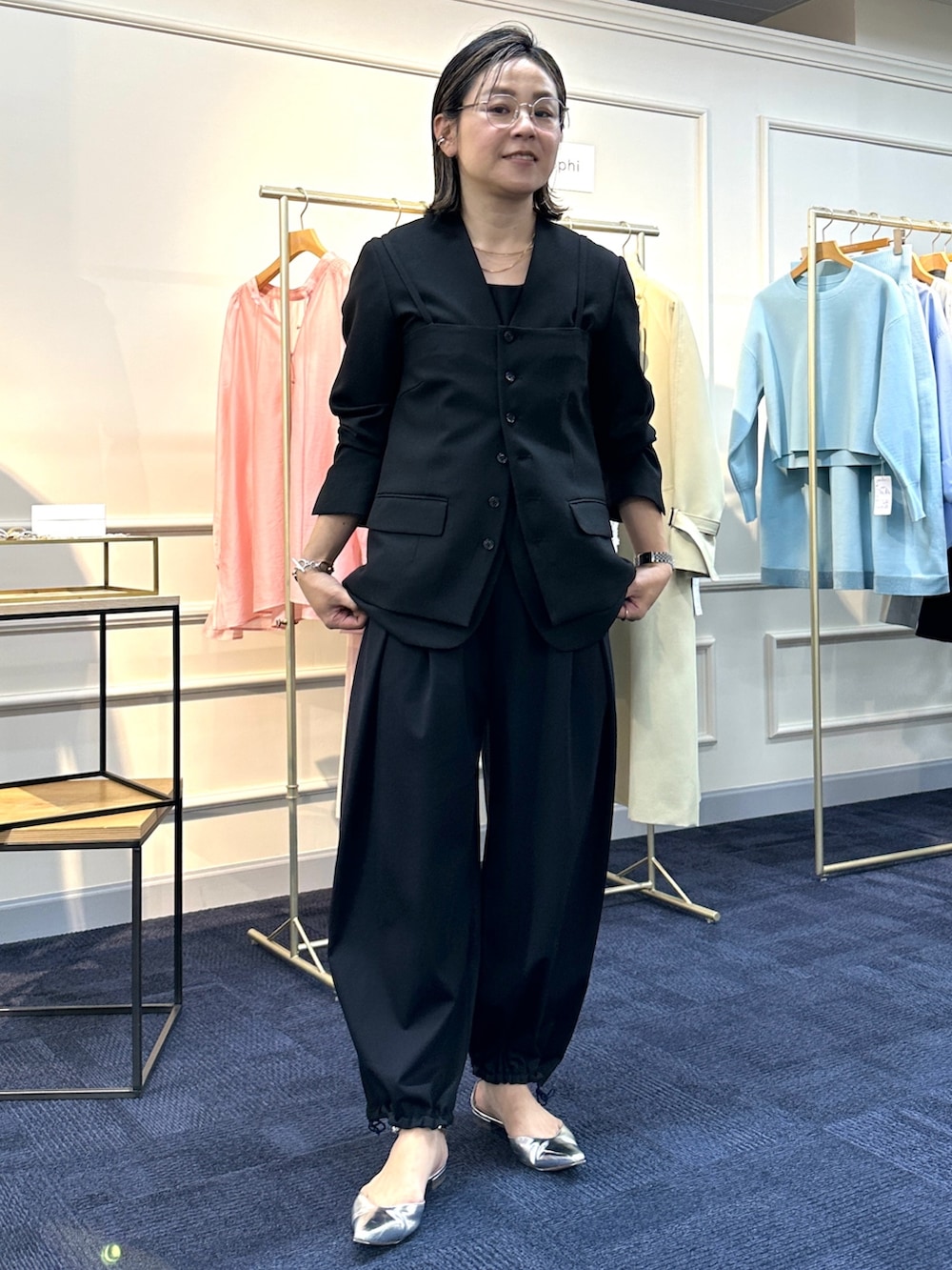 「スポーツミックス、レイヤードスタイル、春服コーデ、セットアップ、オトナカジュアル、ファッションを楽しもう、カジュアルコーデ、ワントーンコーデ、ブラック、ブラックコーデ、オケージョン、春コーデ、ビスチェ、ジャケット」｜「Rie Millerの《セットアップ対応》ウォッシャブルビスチェ（ベスト、ブラック系）」を使った、nol mayumiiさん（レディース・160cm）の冬コーディネートの3枚目の写真