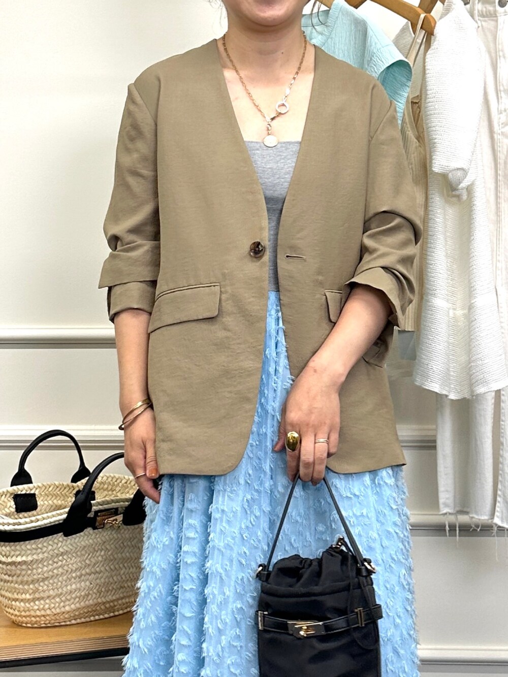 「ワンピース、ジャケット、夏コーデ、カラーワンピース、キャメル、サックスブルー、おでかけコーデ、きれいめカジュアル」｜「NOLLEY’Sの2WAYカットジャガードドッキングワンピース（ワンピース、ブルー系）」を使った、nol mayumiiさん（レディース・160cm）の夏コーディネートの7枚目の写真