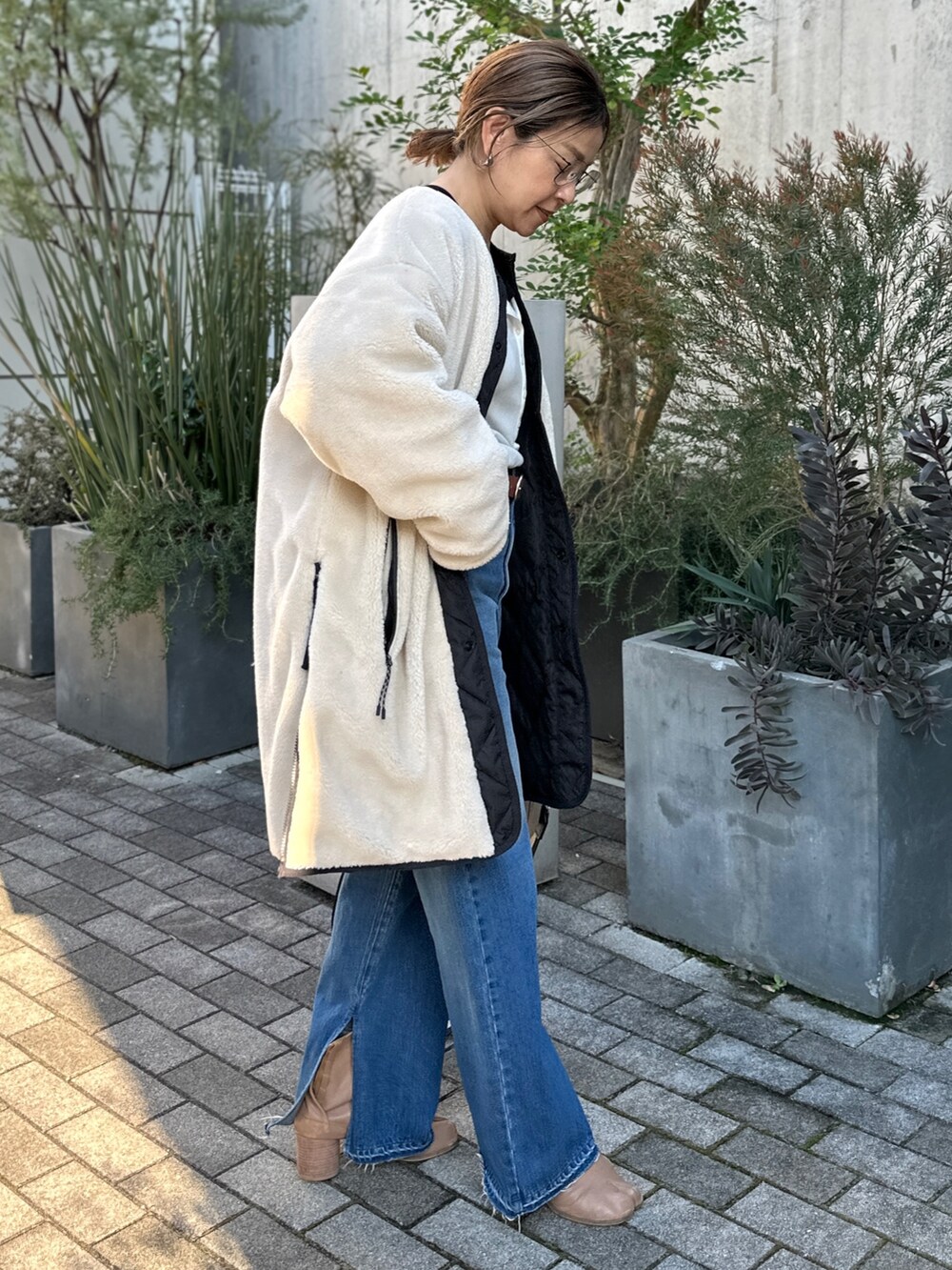 「冬コーデ、ホワイトコーデ、クリスマスに着たい服、ラフコーデ、ラクチンコーデ、シンプル、TAION、ダウンジャケット、ボアコート、デニム、大人カジュアル」｜「TAIONの◇【WEB限定】【TAION/タイオン】ノーカラーボアコート(リバーシブル) 24AW（ダウンジャケット/コート、ホワイト系）」を使った、nol mayumiiさん（レディース・160cm）の冬コーディネートの2枚目の写真