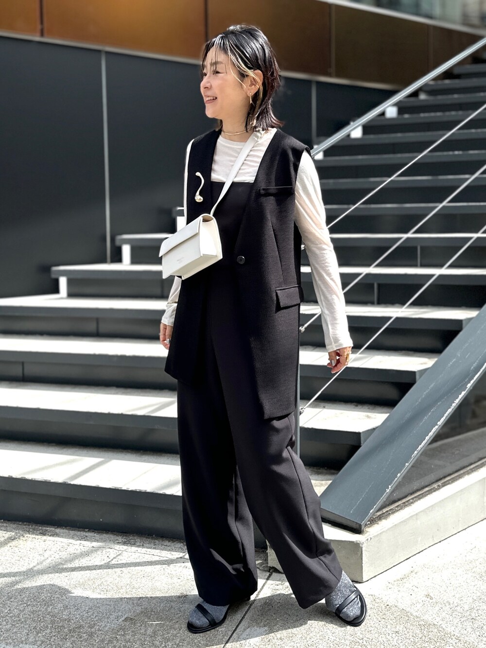「レイヤードスタイル、シンプルコーデ、シアートップス、春服、モノトーンコーデ、merry jenny、NOLLEY'S、ノーリーズ、ジレ、サロペット、シアーロンT、きれい目カジュアル」｜「NOLLEY’S Sophiのウォッシャブルダブルクロスジャンプスーツ（つなぎ/オールインワン、ブラック系）」を使った、nol mayumiiさん（レディース・160cm）の春コーディネートの3枚目の写真