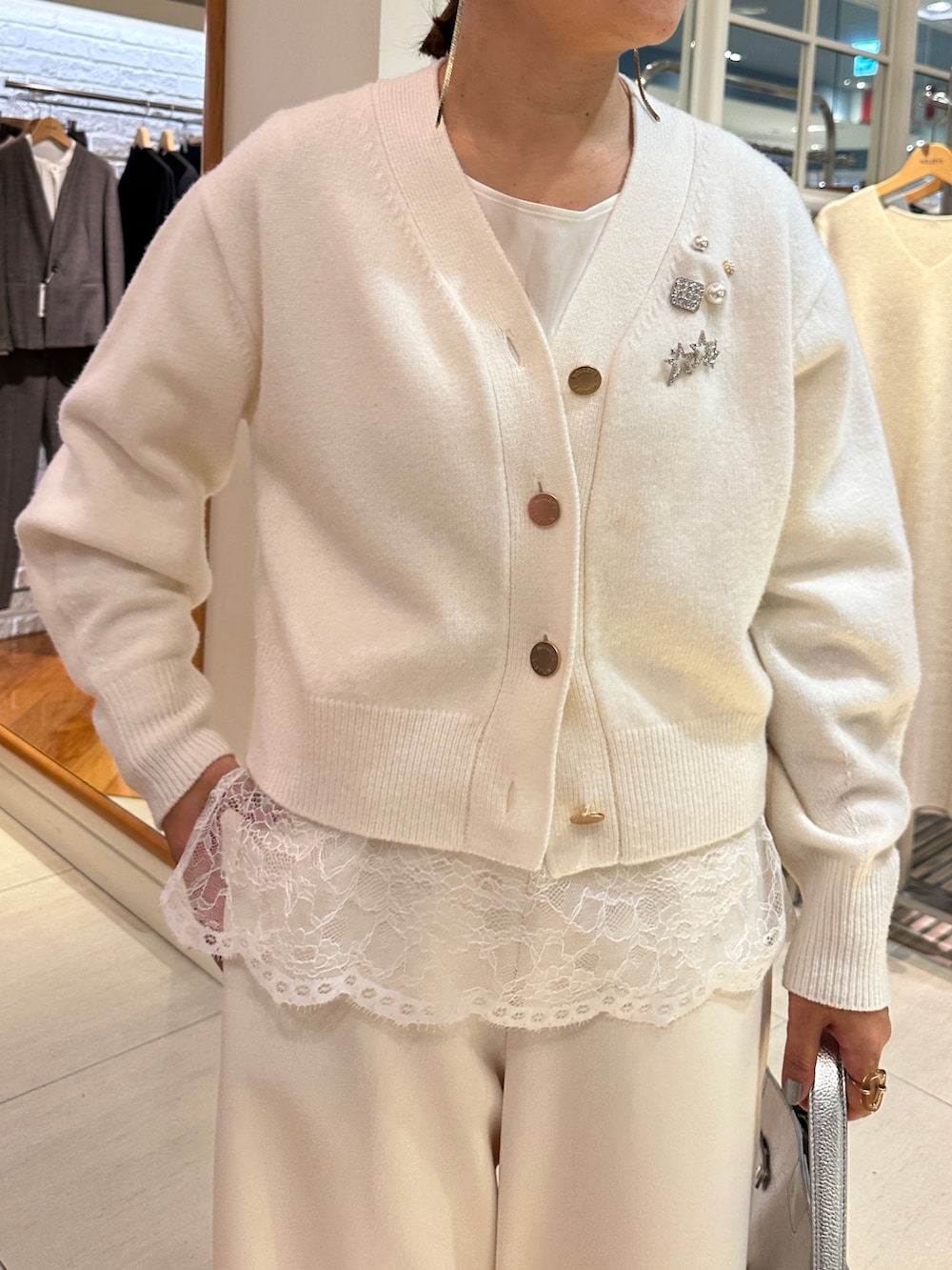 ホワイト系のカーディガン/ボレロ、ホワイト系のシャツ/ブラウス、ホワイト系のその他パンツを着用したレディースの冬コーディネートの7枚目の写真