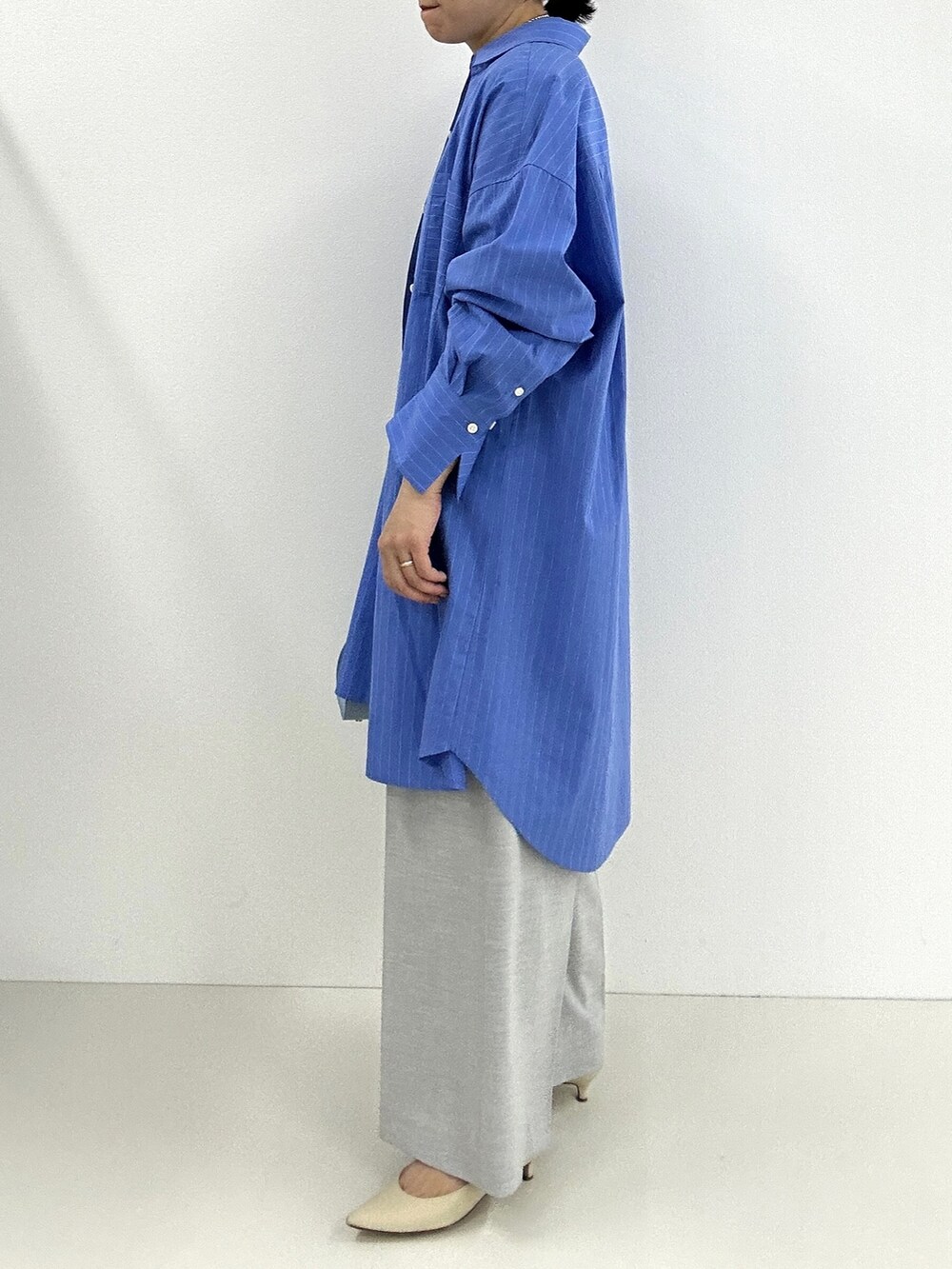 グレー系のその他パンツ、ホワイト系のタンクトップ、ブルー系のシャツワンピースを着用したレディースの春コーディネートの5枚目の写真