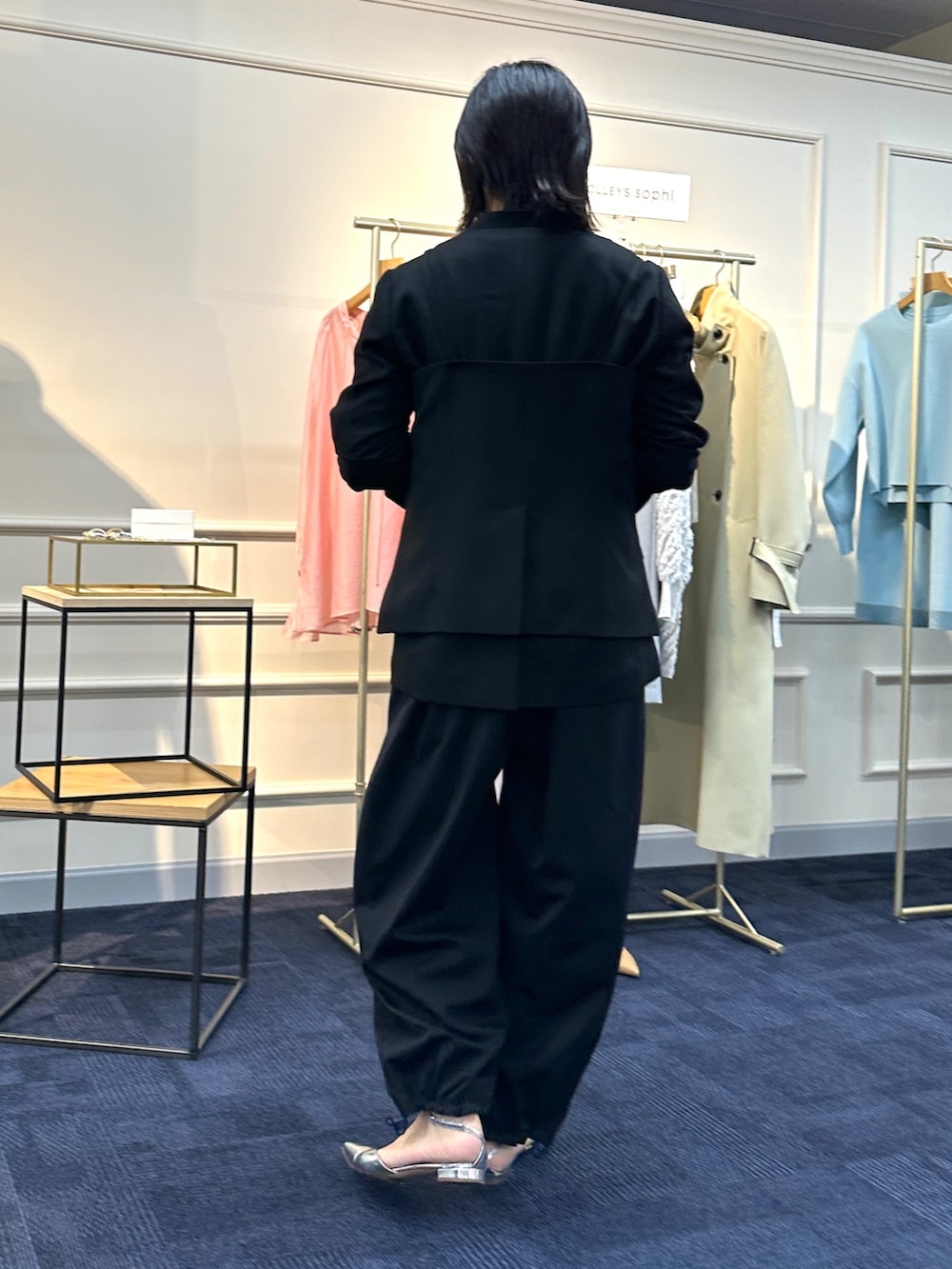 「スポーツミックス、レイヤードスタイル、春服コーデ、セットアップ、オトナカジュアル、ファッションを楽しもう、カジュアルコーデ、ワントーンコーデ、ブラック、ブラックコーデ、オケージョン、春コーデ、ビスチェ、ジャケット」｜「Rie Millerの《セットアップ対応》ウォッシャブルビスチェ（ベスト、ブラック系）」を使った、nol mayumiiさん（レディース・160cm）の冬コーディネートの6枚目の写真