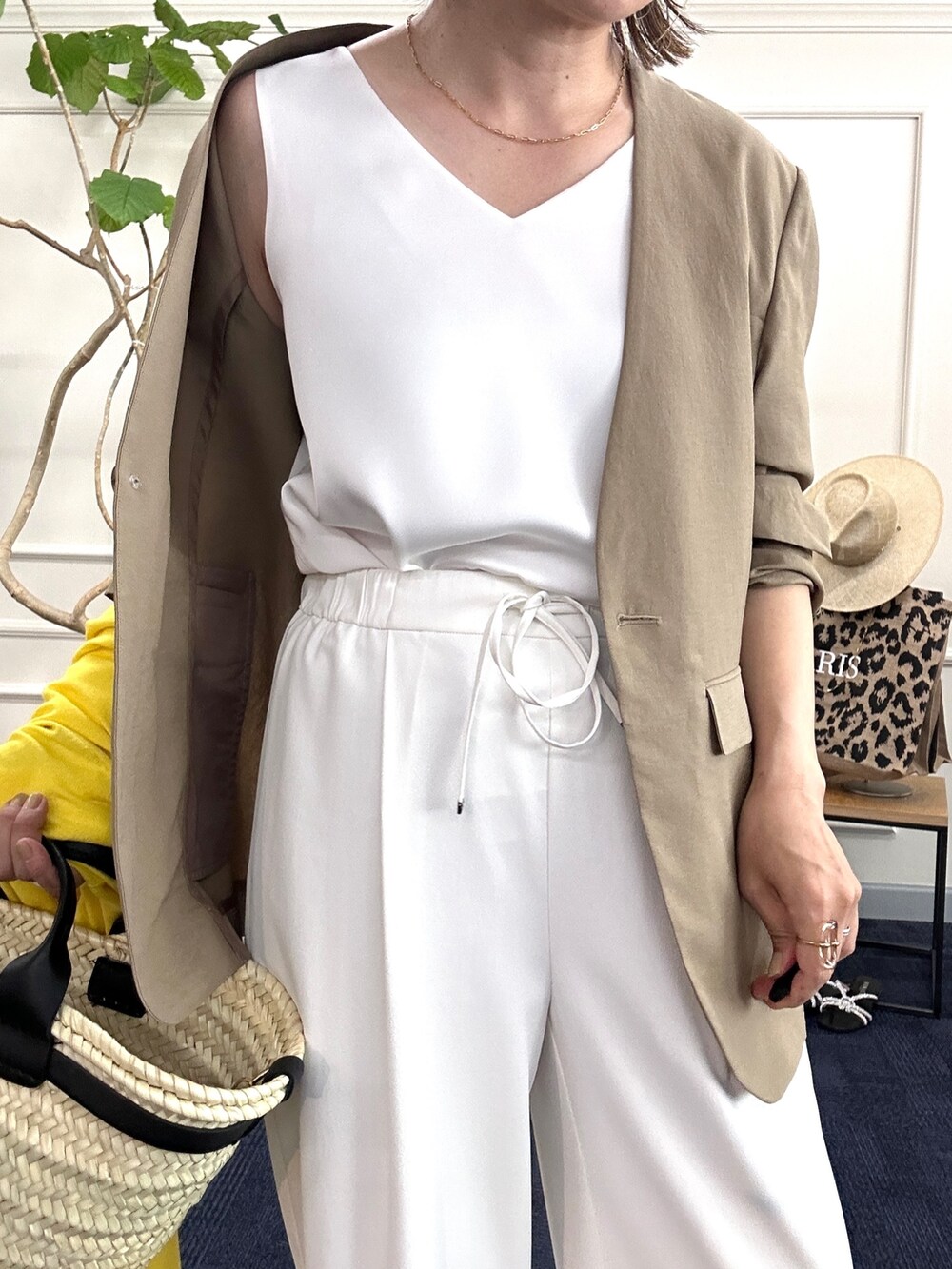 「夏コーデ、ホワイトコーデ、ワントーン、イージーパンツ、タンクトップ、夏ジャケット、ジャケット、サンダル、きれいめカジュアル、オトナカジュアル、新作、40代ファッション」｜「NOLLEY’S Sophiの《セットアップ対応》ウォッシャブルツイルイージーワイドパンツ（その他パンツ、ホワイト系）」を使った、nol mayumiiさん（レディース・160cm）の夏コーディネートの7枚目の写真