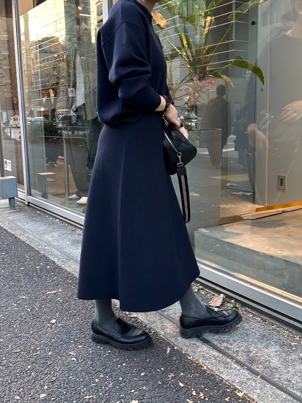「セットアップ、セットアップスタイル、ニットアップ、ネイビー、ネイビーコーデ、春コーデ、冬コーデ、オケージョン、オケージョンスタイル、きれい目コーデ、きれいめカジュアル、楽チンコーデ」｜「NOLLEY’Sの《手洗い可能》スウェット風ニットプルオーバー（ニット/セーター、ブルー系）」を使った、nol mayumiiさん（レディース・160cm）の冬コーディネートの10枚目の写真
