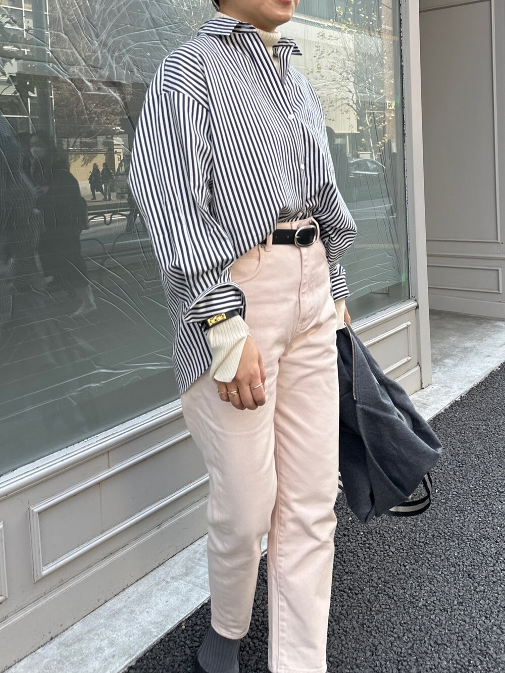 「ストライプ、ストライプシャツ、シャツコーデ、パンツコーデ、デニム、デニムパンツ、ピンクパンツ、ピンク、春コーデ、大人カジュアル、きれい目カジュアル、パーカー、グレーパーカー」|「NOLLEY’S Sophiのタンブラーストライプ3WAYシャツ(シャツ/ブラウス、ブルー系)」を使った、nol mayumiiさん(レディース・160cm)の冬コーディネートの8枚目の写真