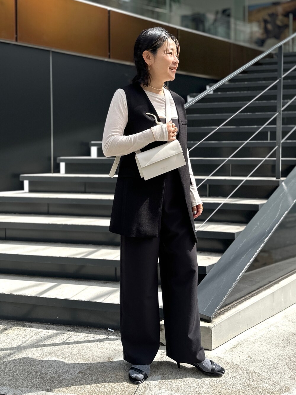 「レイヤードスタイル、シンプルコーデ、シアートップス、春服、モノトーンコーデ、merry jenny、NOLLEY'S、ノーリーズ、ジレ、サロペット、シアーロンT、きれい目カジュアル」｜「NOLLEY’S Sophiのウォッシャブルダブルクロスジャンプスーツ（つなぎ/オールインワン、ブラック系）」を使った、nol mayumiiさん（レディース・160cm）の春コーディネートの4枚目の写真