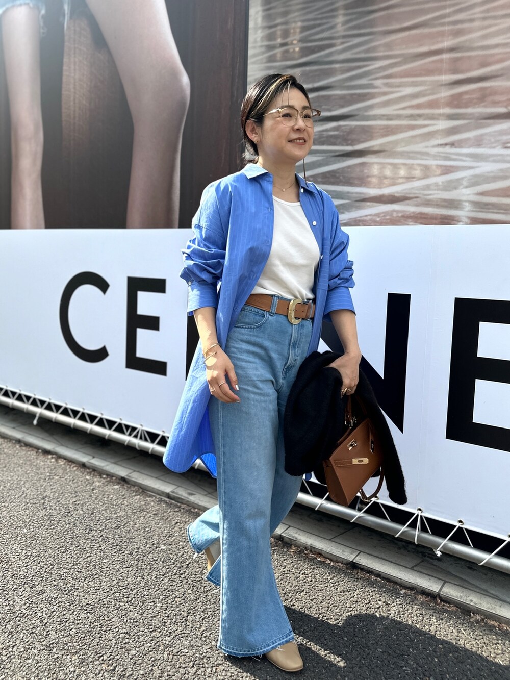 「デニム、ブルー、シャツスタイル、ビッグシャツ、ロングシャツ、ワントーンコーデ、スリットデニム、大人カジュアル、きれいめカジュアル、春コーデ、春ファッション、パンツコーデ」｜「NOLLEY’Sのタイプライターストライプシャツワンピース（シャツワンピース、ブルー系）」を使った、nol mayumiiさん（レディース・160cm）の春コーディネートの8枚目の写真