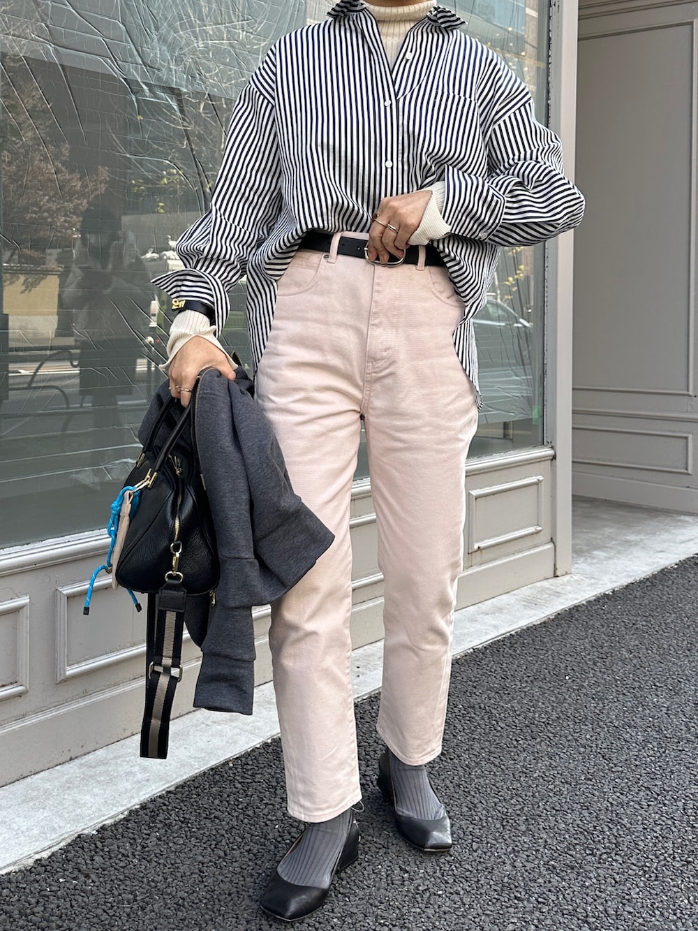 「ストライプ、ストライプシャツ、シャツコーデ、パンツコーデ、デニム、デニムパンツ、ピンクパンツ、ピンク、春コーデ、大人カジュアル、きれい目カジュアル、パーカー、グレーパーカー」|「NOLLEY’S Sophiのタンブラーストライプ3WAYシャツ(シャツ/ブラウス、ブルー系)」を使った、nol mayumiiさん(レディース・160cm)の冬コーディネートの6枚目の写真