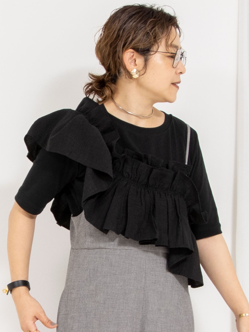 「オールインワン、サロペット、グレーコーデ、フリル、フリルトップス、夏コーデ、新作、新作コーデ、きれい目カジュアル、オトナカジュアル」｜「Rie Millerのフリル付き3WAYストレッチリブカットソー（Tシャツ/カットソー、ブラック系）」を使った、nol mayumiiさん（レディース・160cm）の春コーディネートの3枚目の写真