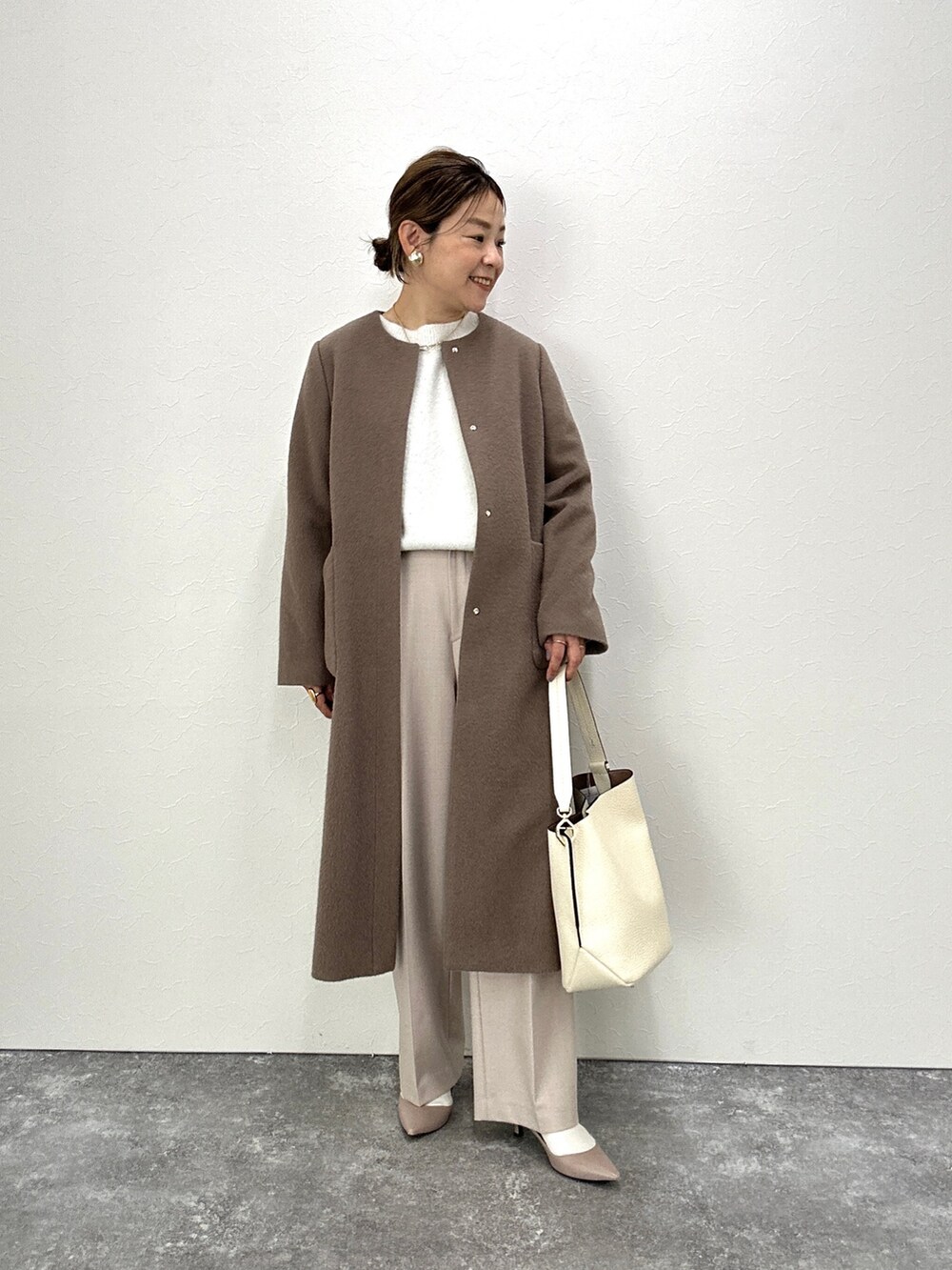 「冬コーデ、コート、ロングコート、ブラウンコーデ、クリスマスに着たい服、パンツコーデ、アンゴラコート、きれい目コーデ、キレイ目、ベージュ、モカ」｜「NOLLEY’Sのノーカラーシャギーコート（ノーカラーコート、ブラウン系）」を使った、nol mayumiiさん（レディース・160cm）の冬コーディネートの6枚目の写真