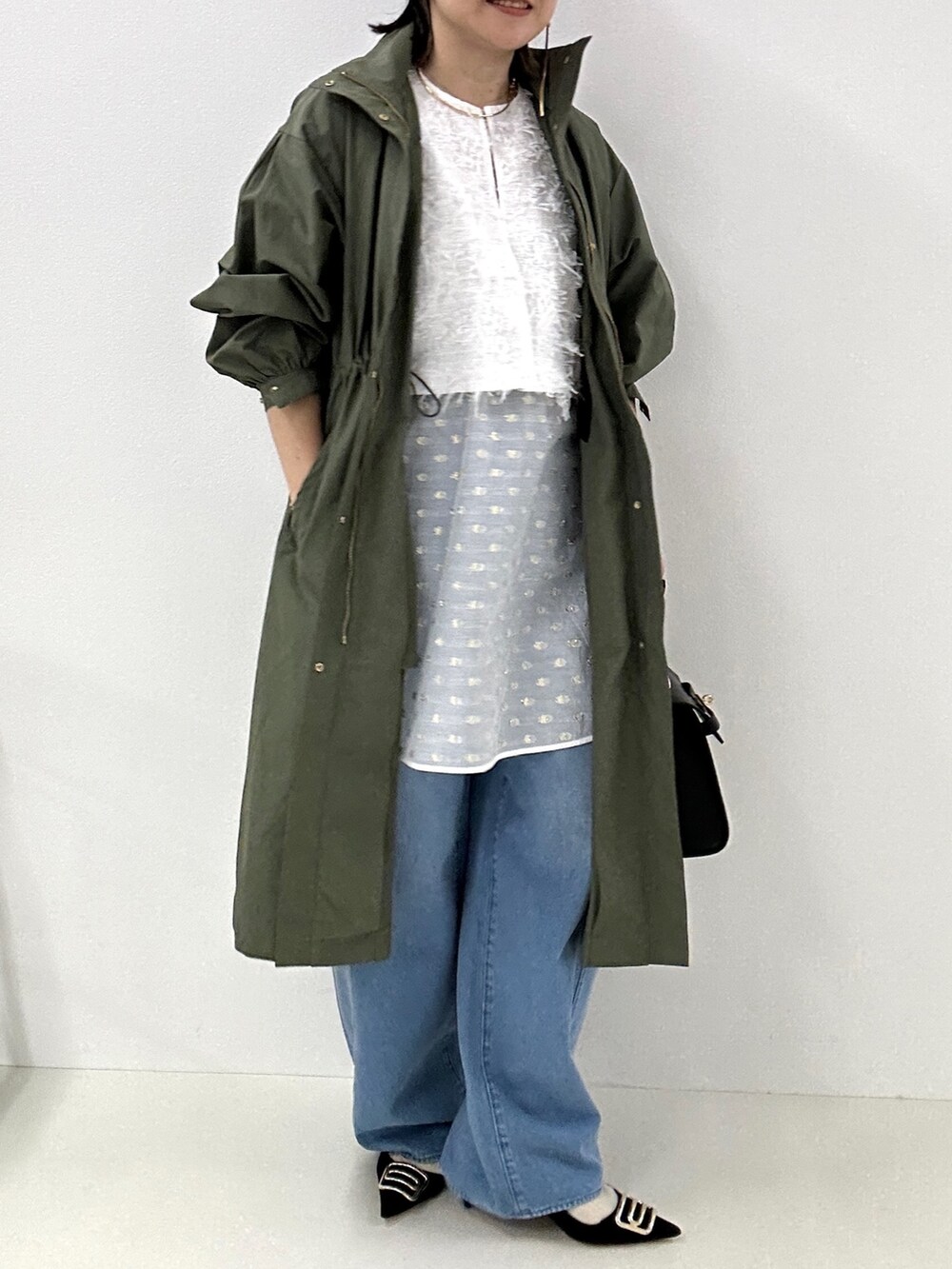 「デニム、フードコート、春コーデ、春コート、大人カジュアル、春ファッション、ジャガード、ブラウス、レイヤードスタイル、新作、きれいめカジュアル、モッズコート、カーキ」｜「NOLLEY’Sの【撥水加工】フーテッド2WAYコート（その他アウター、グリーン系）」を使った、nol mayumiiさん（レディース・160cm）の春コーディネートの2枚目の写真