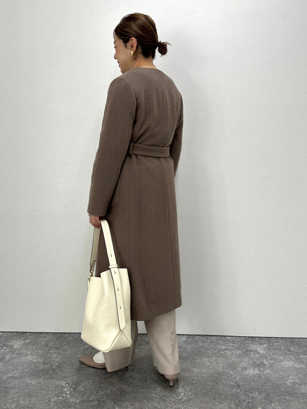 「冬コーデ、コート、ロングコート、ブラウンコーデ、クリスマスに着たい服、パンツコーデ、アンゴラコート、きれい目コーデ、キレイ目、ベージュ、モカ」｜「NOLLEY’Sのノーカラーシャギーコート（ノーカラーコート、ブラウン系）」を使った、nol mayumiiさん（レディース・160cm）の冬コーディネートの5枚目の写真