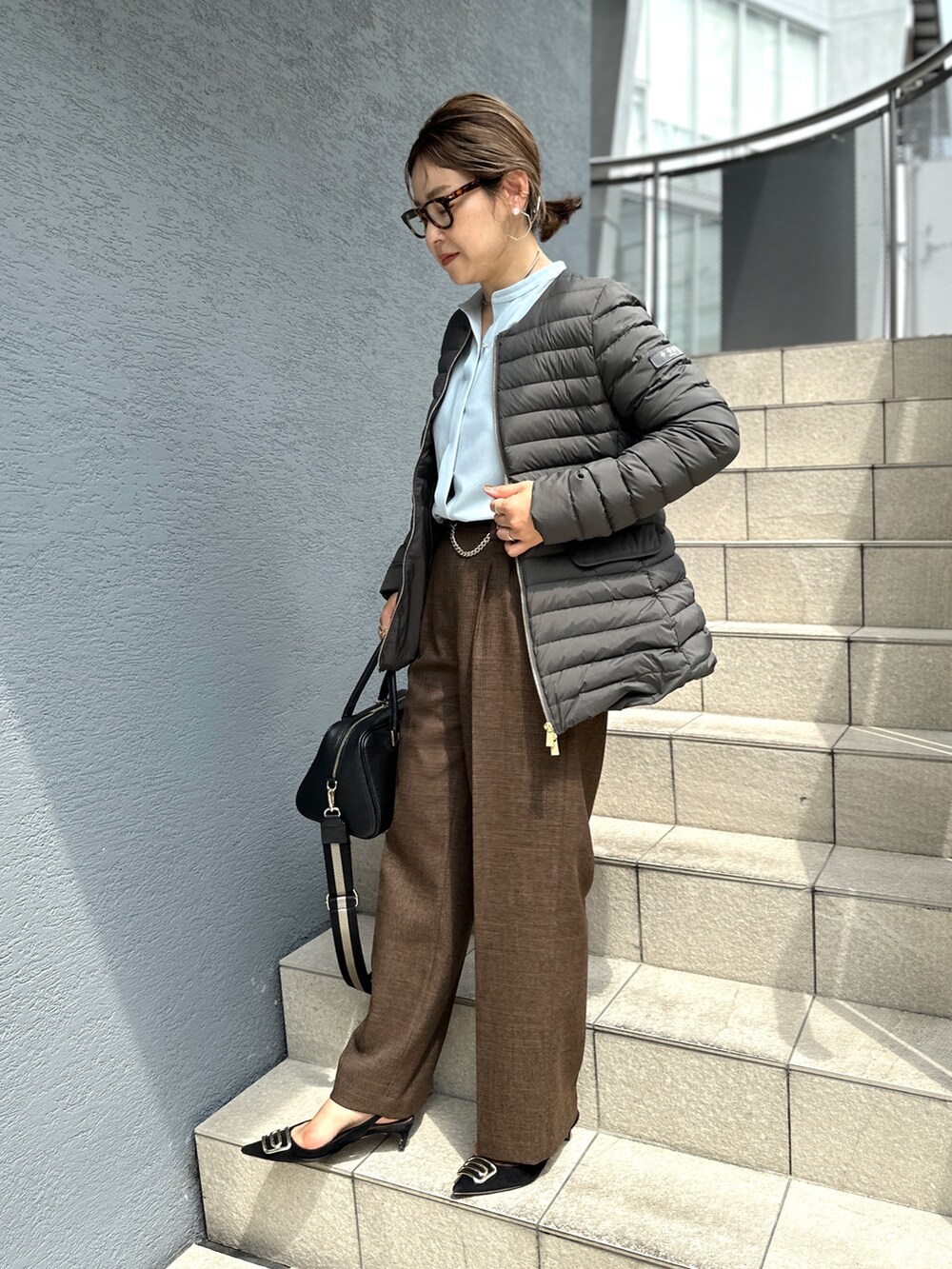 「秋コーデ、ブラウン、ブラウンコーデ、サックスブルー、サックス、ジャケット、ジャケットスタイル、きれい目コーデ、キレイ目、オフィスカジュアル、新作」｜「TATRASの【TATRAS/タトラス】NOSTAノーリーズ別注 24AW（ダウンジャケット/コート、グレー系）」を使った、nol mayumiiさん（レディース・160cm）の秋コーディネートの3枚目の写真