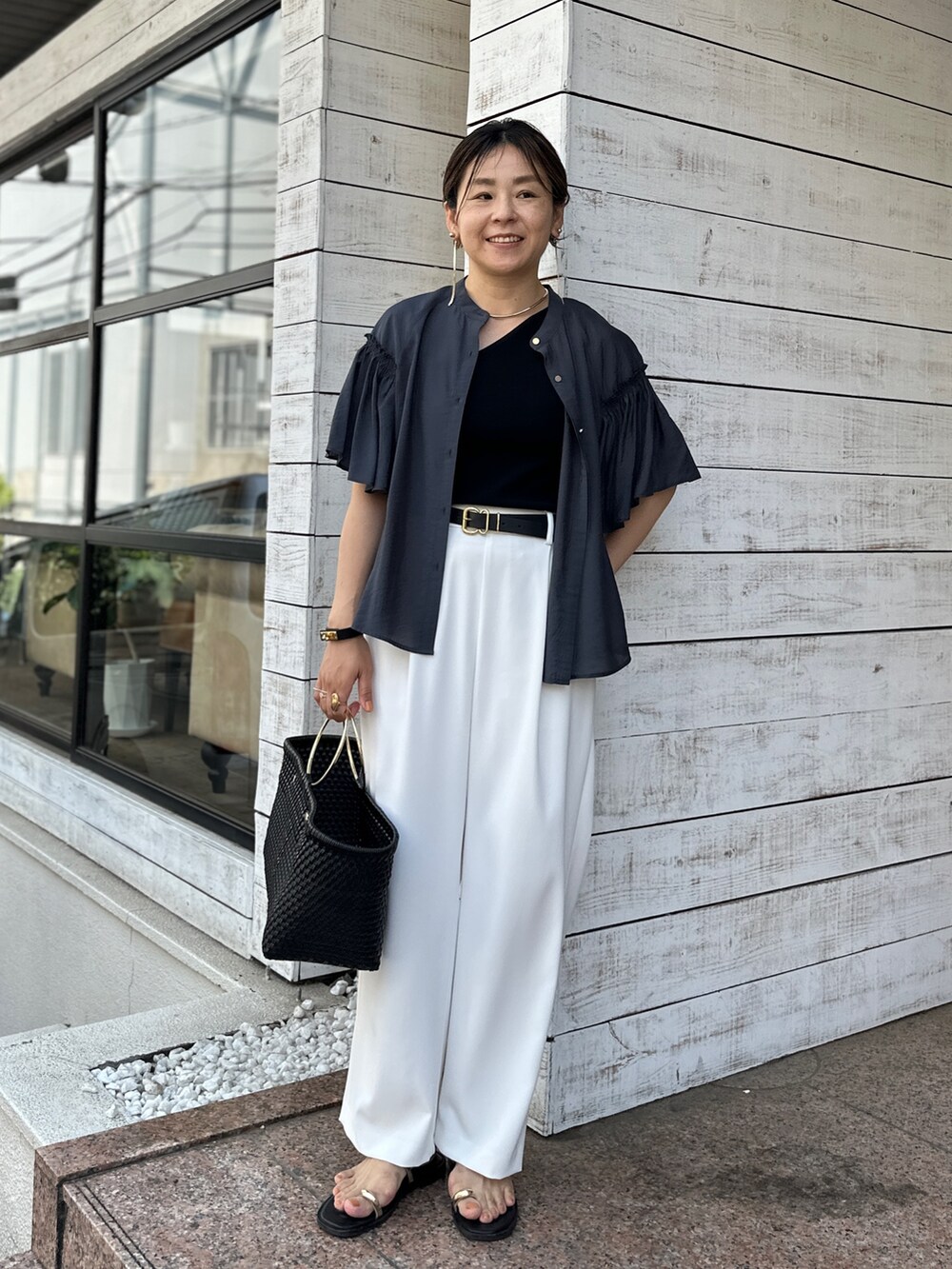 「半袖、半袖シャツ、グレー、グレーコーデ、モノトーン、モノトーンコーデ、きれい目カジュアル、きれい目コーデ、大人かわいい、袖フリル、パンツコーデ、パンツコーディネート、パンツコーデ 」｜「NOLLEY’Sの《セットアップ対応》ウォッシャブルツイルイージータックワイドパンツ（その他パンツ、ホワイト系）」を使った、nol mayumiiさん（レディース・160cm）の春コーディネートの3枚目の写真