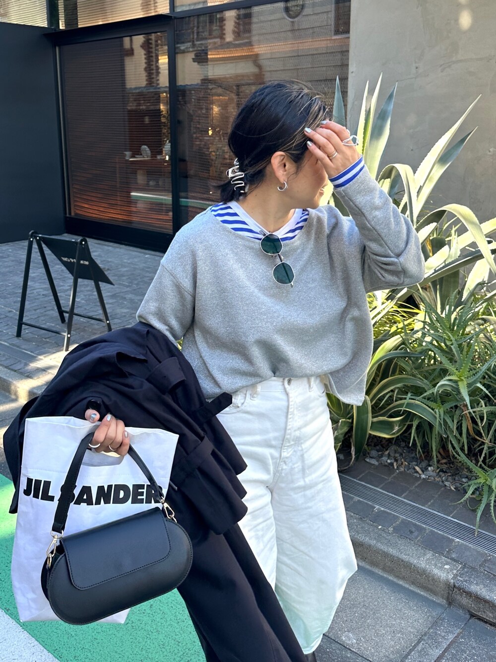 ブルー系のトレンチコート、ブルー系のTシャツ/カットソー、グレー系のTシャツ/カットソーを着用したレディースの春コーディネートの10枚目の写真