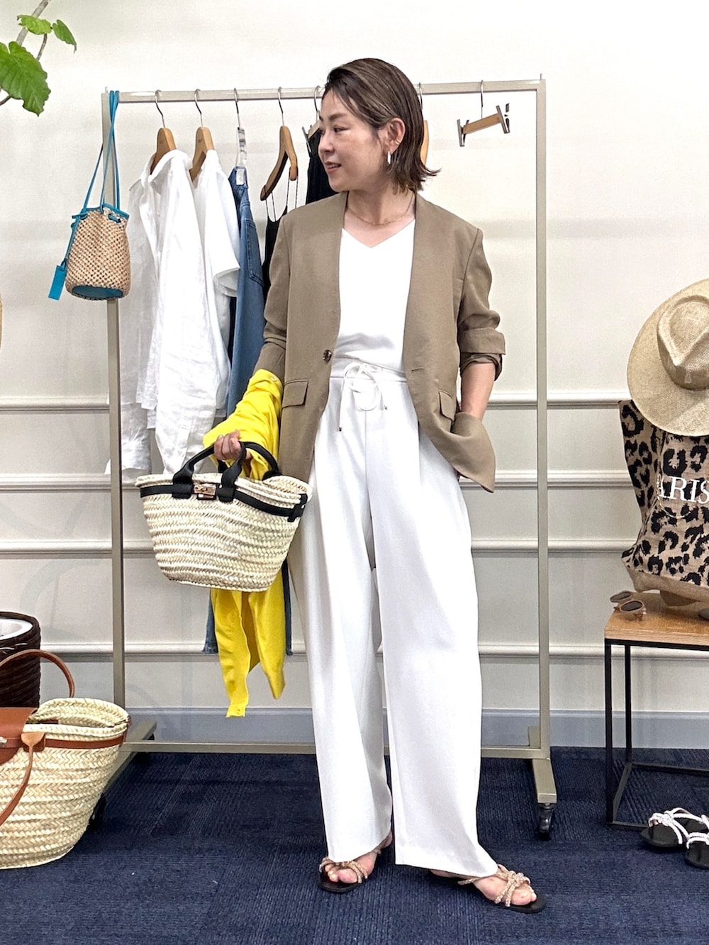 「夏コーデ、ホワイトコーデ、ワントーン、イージーパンツ、タンクトップ、夏ジャケット、ジャケット、サンダル、きれいめカジュアル、オトナカジュアル、新作、40代ファッション」｜「NOLLEY’S Sophiの《セットアップ対応》ウォッシャブルツイルイージーワイドパンツ（その他パンツ、ホワイト系）」を使った、nol mayumiiさん（レディース・160cm）の夏コーディネートの4枚目の写真