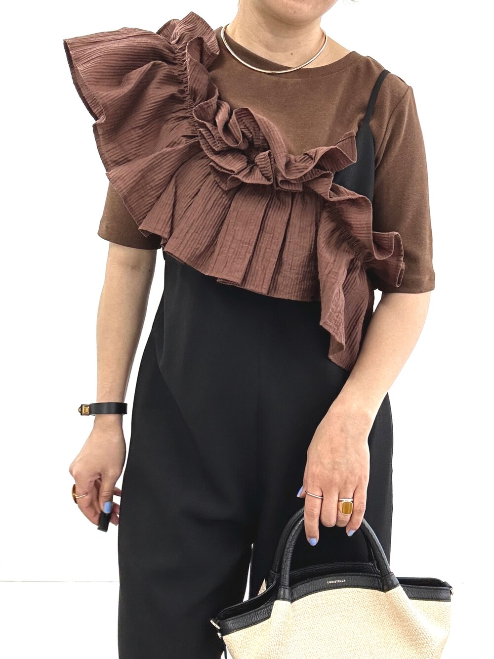 「オールインワン、サロペット、ラッフルフリル、フリル、フリルトップス、Tシャツ、大人カジュアル」｜「Rie Millerのフリル付き3WAYストレッチリブカットソー（Tシャツ/カットソー、ブラック系）」を使った、nol mayumiiさん（レディース・160cm）の春コーディネートの6枚目の写真