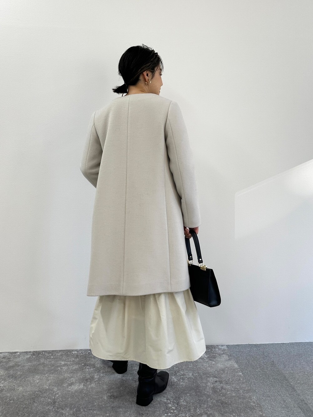 「冬のコーデ、シンプルコーデ、おでかけコーデ、冬アウター、クリスマスに着たい服、きれいめコーディネート、キレイめコーデ、淡色コーデ、ホワイトコーデ、ふわふわニット、ヘアリーニット、ノーリーズ、NOLLEY'S」｜「NOLLEY’S Sophiのへアリークルーネックプルオーバーニット（ニット/セーター、ブラック系）」を使った、nol mayumiiさん（レディース・160cm）の冬コーディネートの4枚目の写真