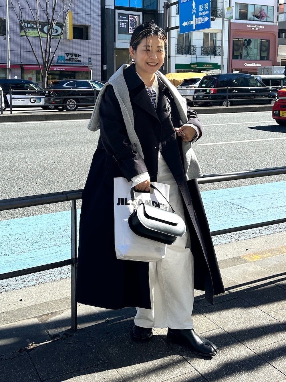 ブルー系のトレンチコート、ブルー系のTシャツ/カットソー、グレー系のTシャツ/カットソーを着用したレディースの春コーディネートの3枚目の写真