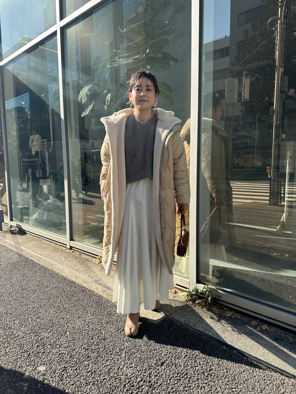 「大人カジュアル、カジュアルコーデ、大人コーデ、大人カジュアルコーデ、ベージュコーデ、ダウンジャケット、ダウンコート、リバーシブルコート、TAION、nolleys、ボアコート、ロングスカート、淡色コーデ」｜「TAIONの◇【WEB限定】【TAION/タイオン】別注ダイヤキルト×ボアロングダウン(リバーシブル)（ダウンジャケット/コート、ベージュ系）」を使った、nol mayumiiさん（レディース・160cm）の冬コーディネートの2枚目の写真