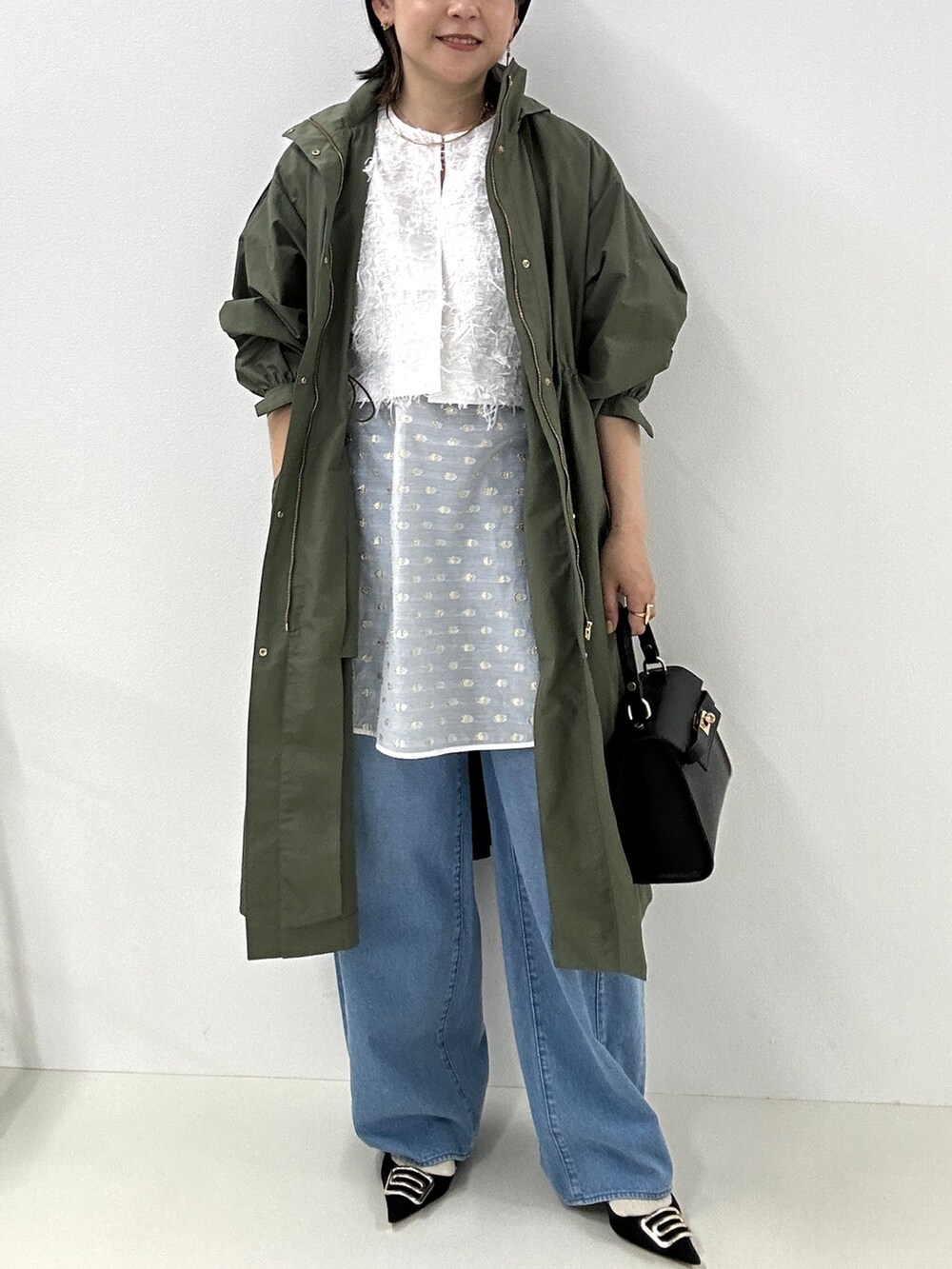 「デニム、フードコート、春コーデ、春コート、大人カジュアル、春ファッション、ジャガード、ブラウス、レイヤードスタイル、新作、きれいめカジュアル、モッズコート、カーキ」｜「NOLLEY’Sの【撥水加工】フーテッド2WAYコート（その他アウター、グリーン系）」を使った、nol mayumiiさん（レディース・160cm）の春コーディネートの3枚目の写真