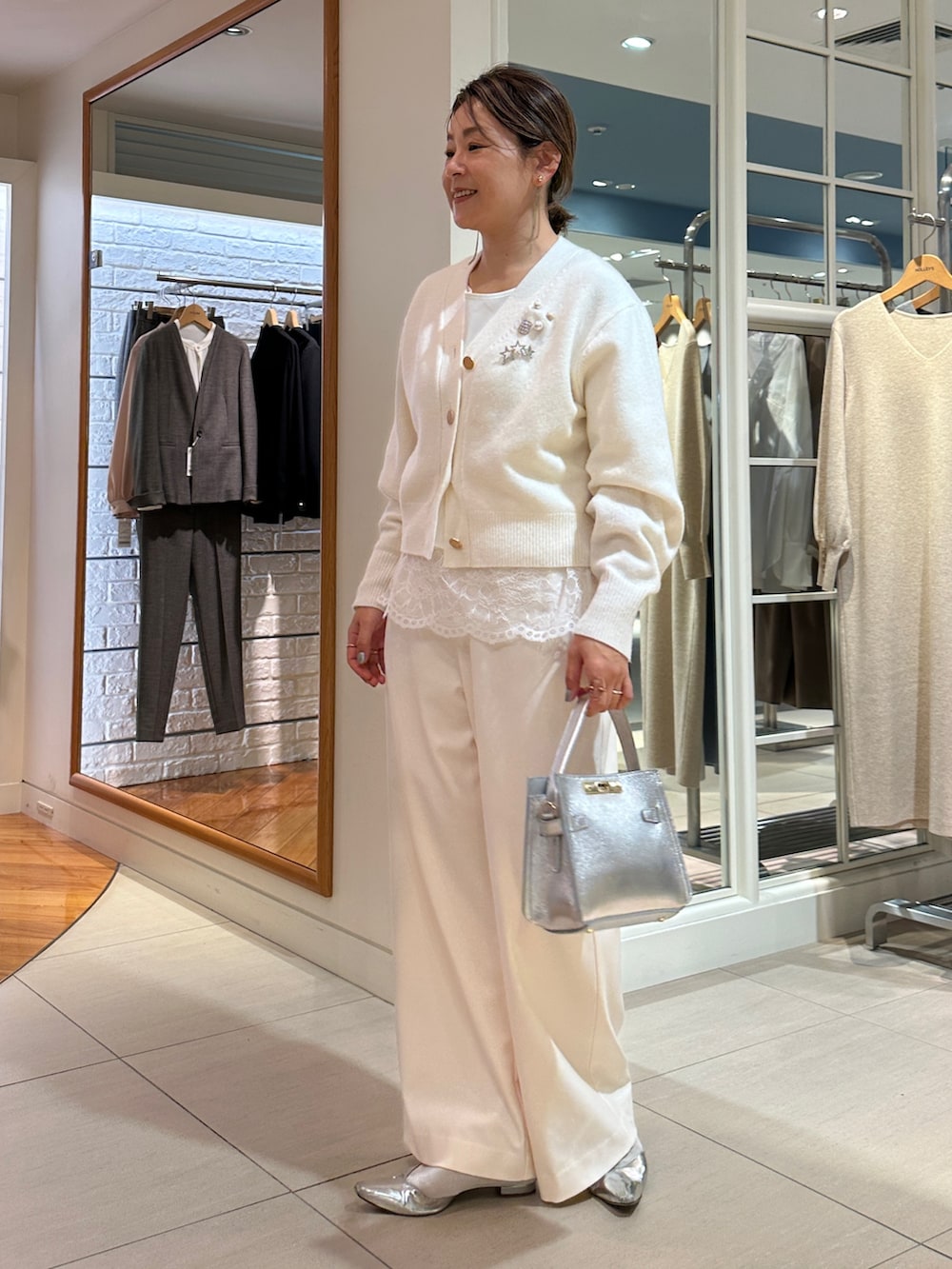 ホワイト系のカーディガン/ボレロ、ホワイト系のシャツ/ブラウス、ホワイト系のその他パンツを着用したレディースの冬コーディネートの4枚目の写真