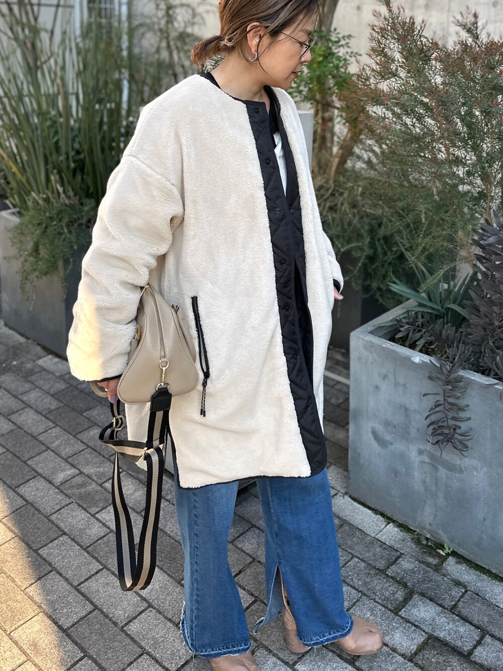 「冬コーデ、ホワイトコーデ、クリスマスに着たい服、ラフコーデ、ラクチンコーデ、シンプル、TAION、ダウンジャケット、ボアコート、デニム、大人カジュアル」｜「TAIONの◇【WEB限定】【TAION/タイオン】ノーカラーボアコート(リバーシブル) 24AW（ダウンジャケット/コート、ホワイト系）」を使った、nol mayumiiさん（レディース・160cm）の冬コーディネートの9枚目の写真