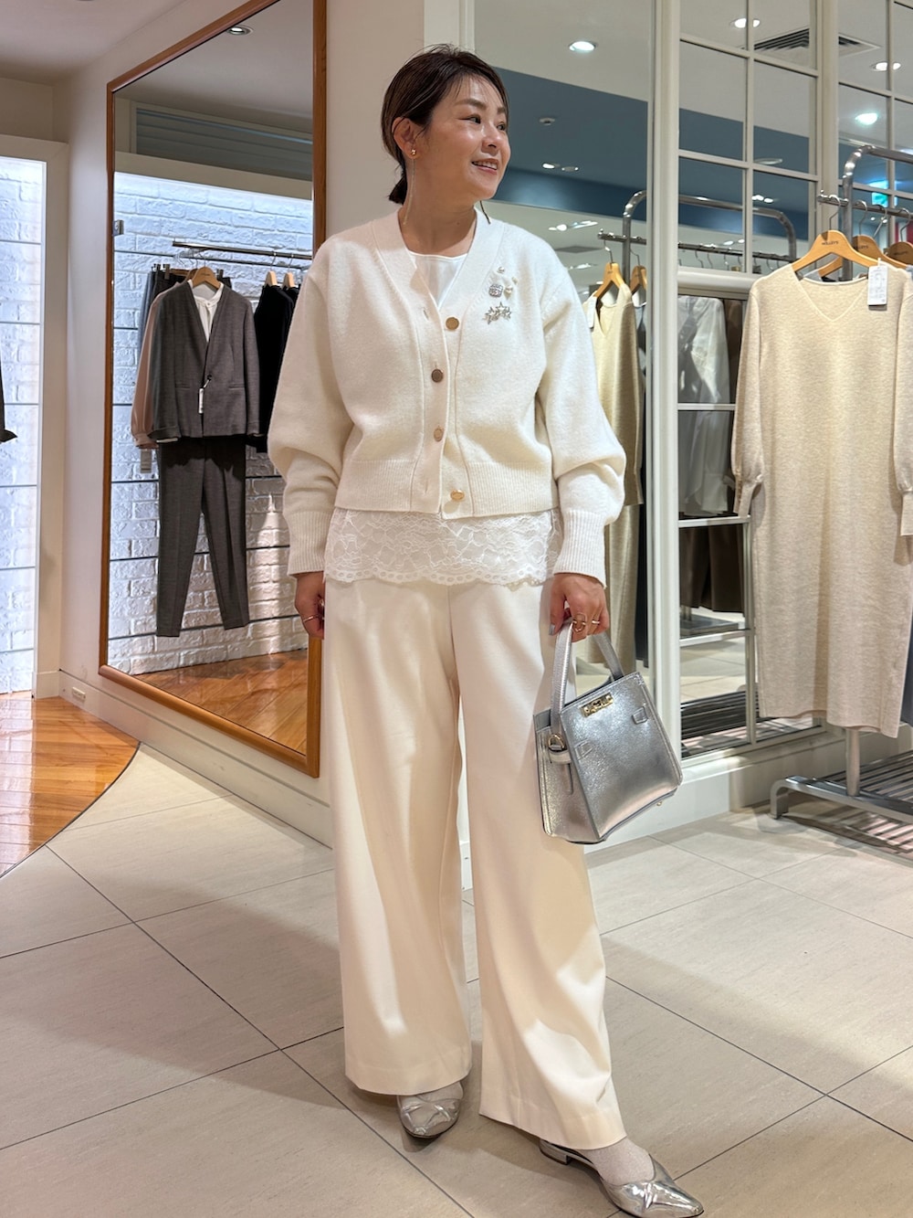 ホワイト系のカーディガン/ボレロ、ホワイト系のシャツ/ブラウス、ホワイト系のその他パンツを着用したレディースの冬コーディネートの2枚目の写真