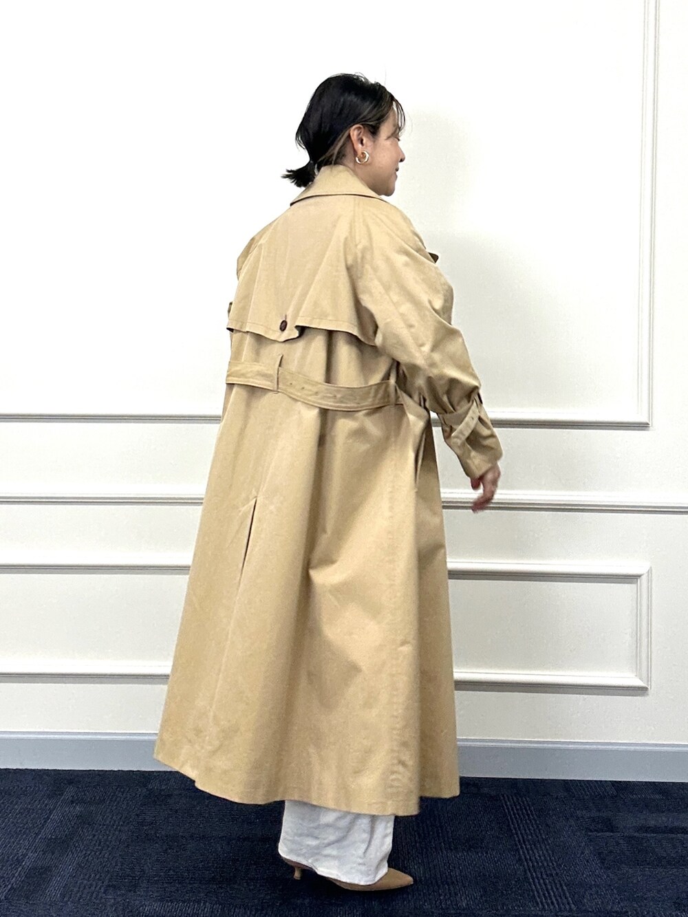 ベージュ系のトレンチコート、ブルー系のカーディガン/ボレロ、イエロー系のショルダーバッグを着用したレディースの春コーディネートの6枚目の写真