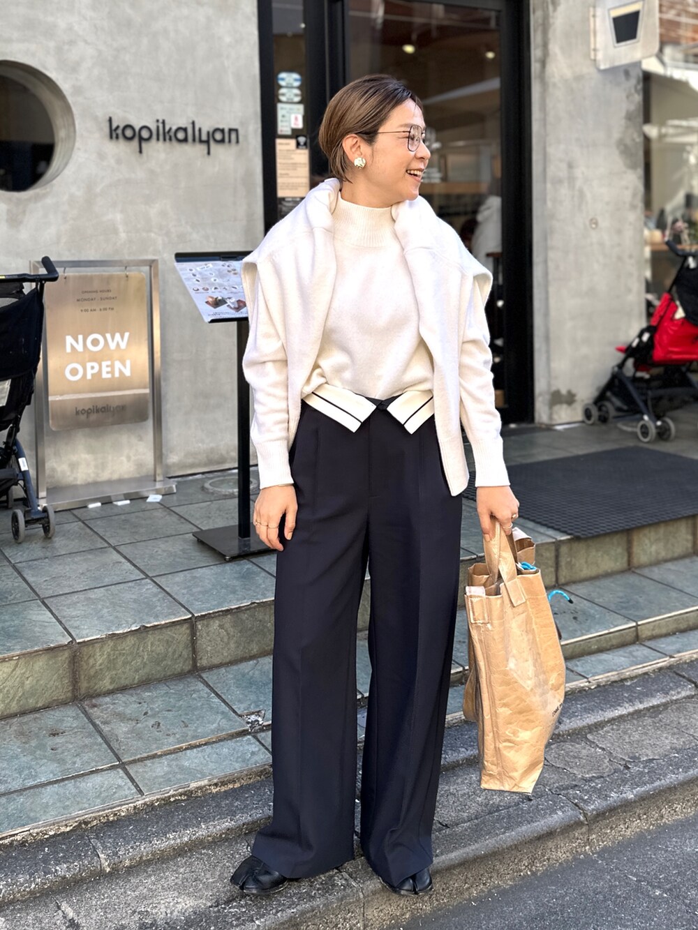 「冬コーデ、ロングコート、クリスマスに着たい服、大人ファッション、休日スタイル、キレイめ、モノトーン、スタンドカラー、ワイドパンツ」｜「NOLLEY’Sのカシミヤ混MUSICゆったりVネックカーディガン 24AW（カーディガン/ボレロ、ホワイト系）」を使った、nol mayumiiさん（レディース・160cm）の冬コーディネートの4枚目の写真