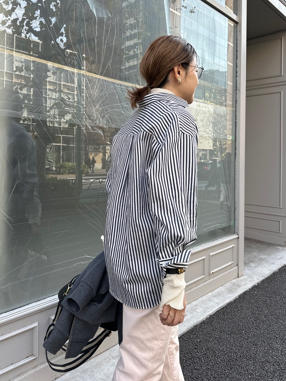 「ストライプ、ストライプシャツ、シャツコーデ、パンツコーデ、デニム、デニムパンツ、ピンクパンツ、ピンク、春コーデ、大人カジュアル、きれい目カジュアル、パーカー、グレーパーカー」|「NOLLEY’S Sophiのタンブラーストライプ3WAYシャツ(シャツ/ブラウス、ブルー系)」を使った、nol mayumiiさん(レディース・160cm)の冬コーディネートの7枚目の写真