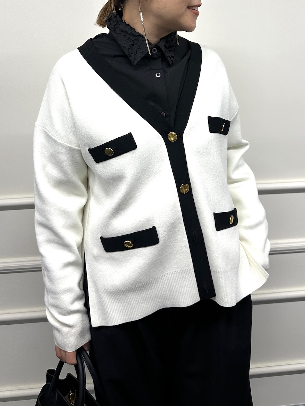 ホワイト系のカーディガン/ボレロ、ブラック系のシャツ/ブラウス、ブラック系のトートバッグを着用したレディースの冬コーディネートの9枚目の写真