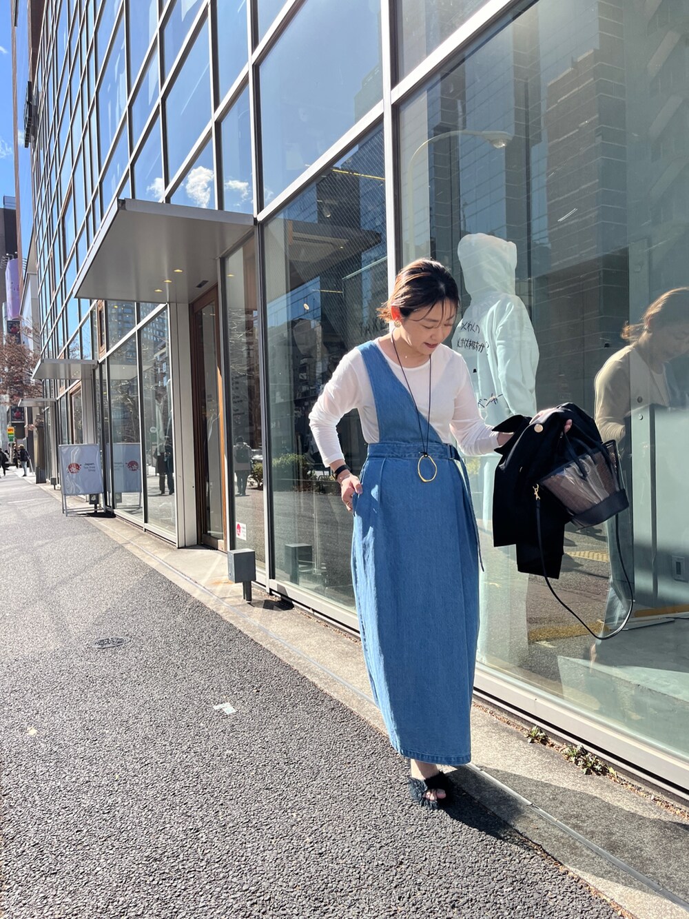 ブラック系のベスト、ホワイト系のTシャツ/カットソー、ブルー系のワンピースを着用したレディースの冬コーディネートの8枚目の写真
