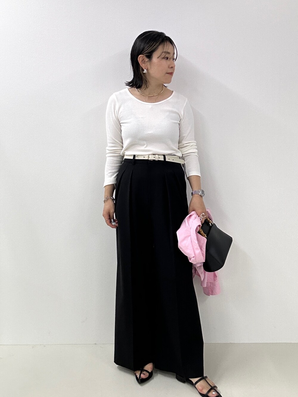 ブラック系のその他パンツ、ピンク系のシャツ/ブラウス、ホワイト系のTシャツ/カットソーを着用したレディースの春コーディネートの6枚目の写真