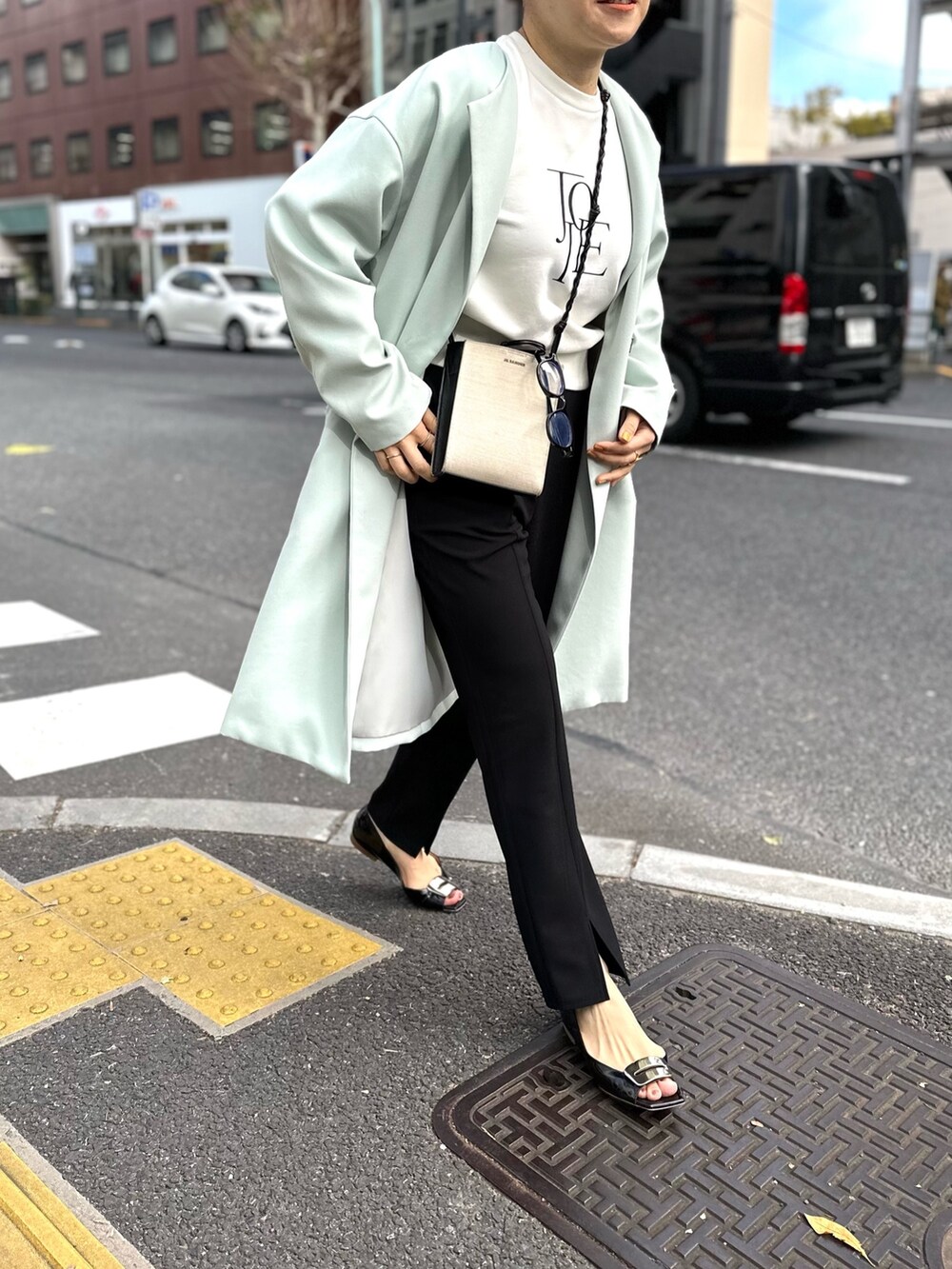 「大人カジュアル、お出かけコーデ、レイヤードスタイル、シンプルスタイル、ショート丈トップス、ロゴスウェット、パンツスタイル、春コーデ、きれいめコーディネート、きれいめカジュアル」｜「NOLLEY’Sのウォッシャブルカットジョーゼットスリットパンツ（その他パンツ、ブラック系）」を使った、nol mayumiiさん（レディース・160cm）の冬コーディネートの4枚目の写真