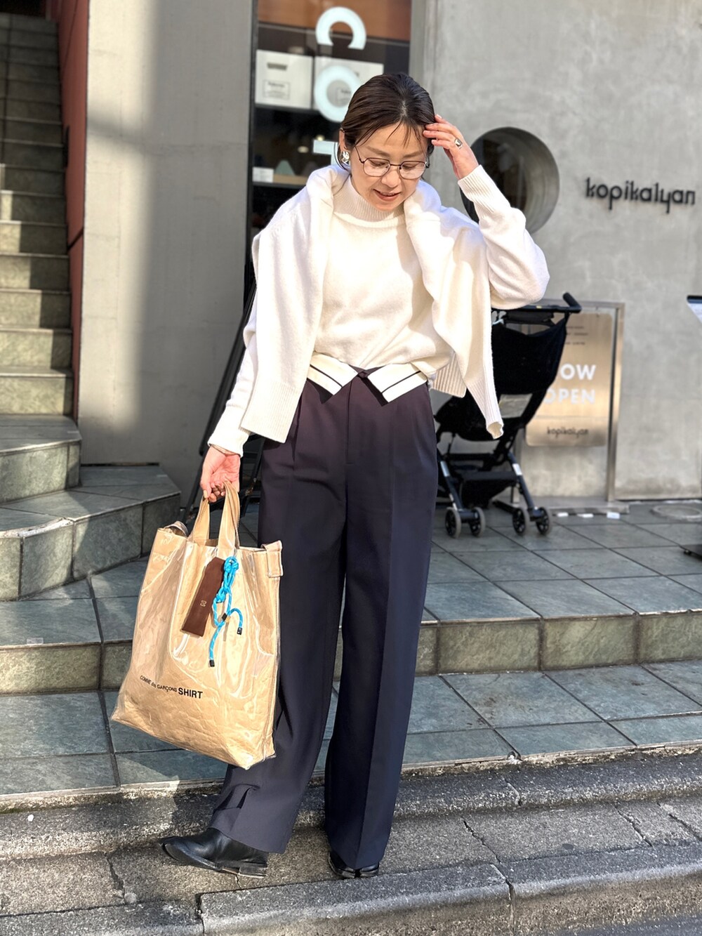 「冬コーデ、ロングコート、クリスマスに着たい服、大人ファッション、休日スタイル、キレイめ、モノトーン、スタンドカラー、ワイドパンツ」｜「NOLLEY’Sのカシミヤ混MUSICゆったりVネックカーディガン 24AW（カーディガン/ボレロ、ホワイト系）」を使った、nol mayumiiさん（レディース・160cm）の冬コーディネートの7枚目の写真