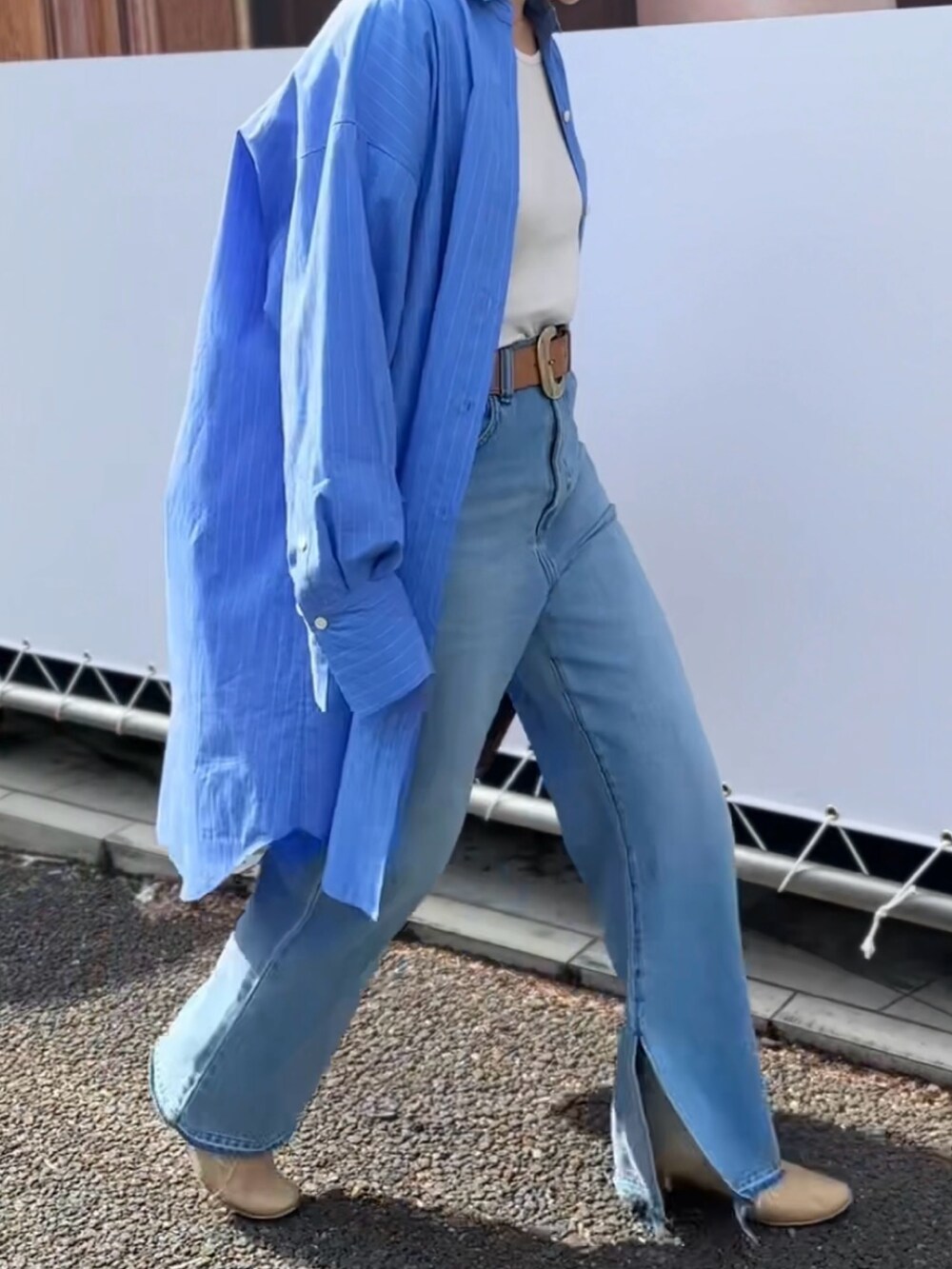 「デニム、ブルー、シャツスタイル、ビッグシャツ、ロングシャツ、ワントーンコーデ、スリットデニム、大人カジュアル、きれいめカジュアル、春コーデ、春ファッション、パンツコーデ」｜「NOLLEY’Sのタイプライターストライプシャツワンピース（シャツワンピース、ブルー系）」を使った、nol mayumiiさん（レディース・160cm）の春コーディネートの4枚目の写真