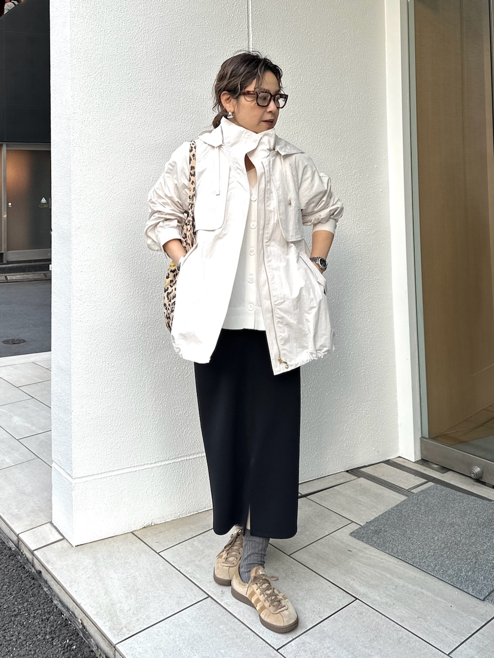 「マンパ、春コーデ、フーデットコート、フードコート、ショート丈、軽量、タイトスカート、スニーカーコーデ、きれいめカジュアル、大人カジュアル、ロングカーディガン、モノトーンコーデ、レオパード柄」｜「NOLLEY’Sのミニリップストップミドルコート（その他アウター、ホワイト系）」を使った、nol mayumiiさん（レディース・160cm）の春コーディネートの2枚目の写真