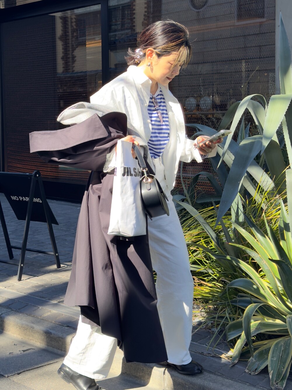 ブルー系のトレンチコート、ブルー系のTシャツ/カットソー、グレー系のTシャツ/カットソーを着用したレディースの春コーディネートの8枚目の写真