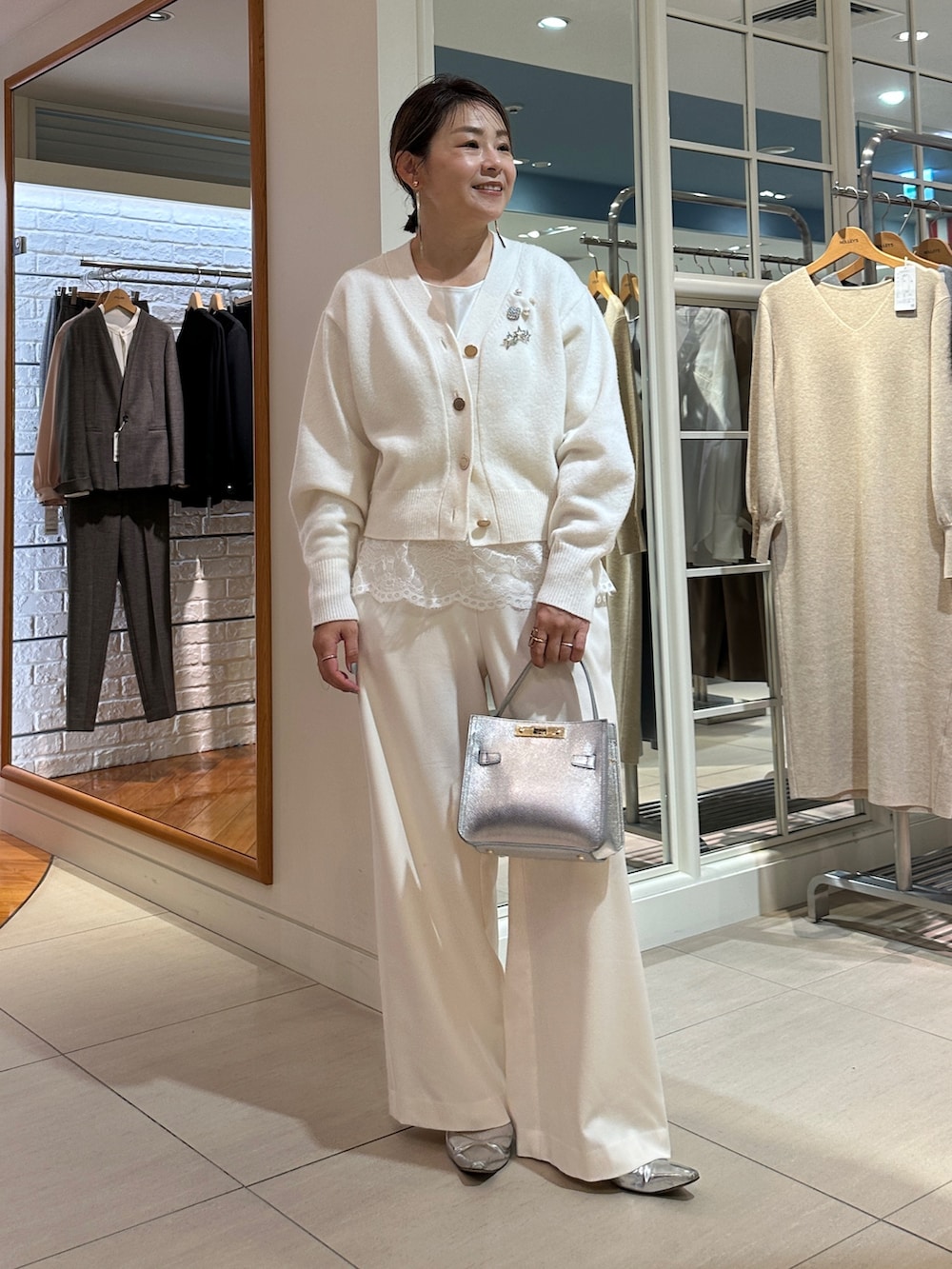 ホワイト系のカーディガン/ボレロ、ホワイト系のシャツ/ブラウス、ホワイト系のその他パンツを着用したレディースの冬コーディネートの5枚目の写真