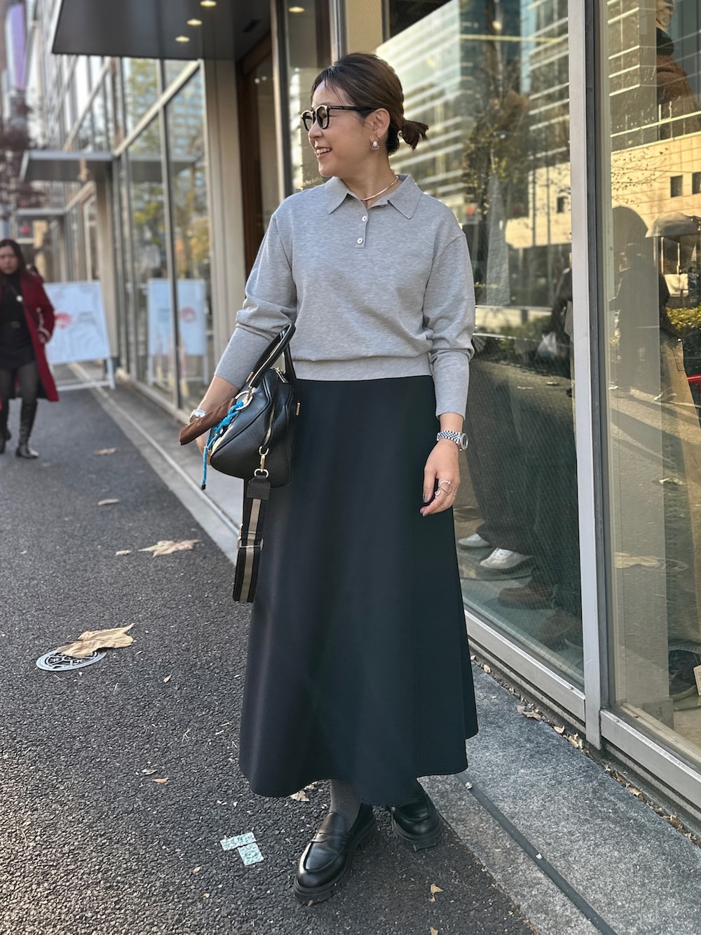 「きれい目コーデ、スカート、スカートスタイル、スカートコーデ、フレアスカート、ボストンバッグ、チャーム、ポロ襟、襟付きニット、ポロニット、大人カジュアル、大人コーデ、冬コーデ」｜「NOLLEY’S Sophiの《手洗い可能》ポロ衿プルオーバーニット（ニット/セーター、グレー系）」を使った、nol mayumiiさん（レディース・160cm）の冬コーディネートの2枚目の写真