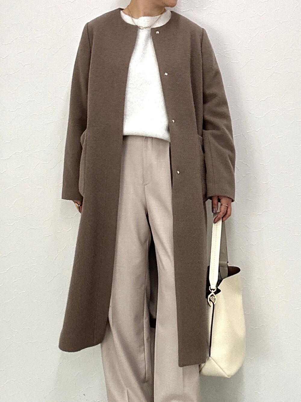 「冬コーデ、コート、ロングコート、ブラウンコーデ、クリスマスに着たい服、パンツコーデ、アンゴラコート、きれい目コーデ、キレイ目、ベージュ、モカ」｜「NOLLEY’Sのノーカラーシャギーコート（ノーカラーコート、ブラウン系）」を使った、nol mayumiiさん（レディース・160cm）の冬コーディネートの9枚目の写真